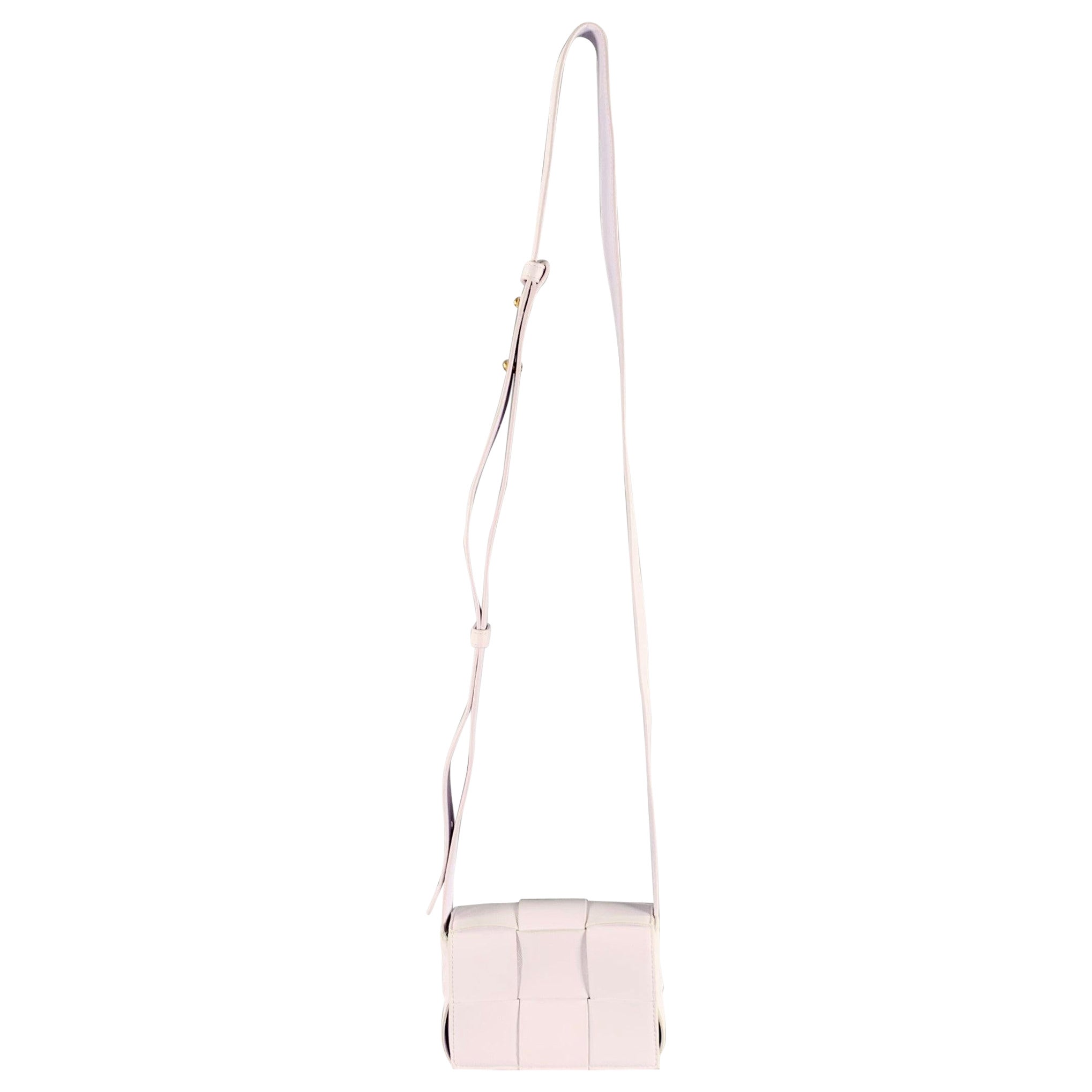 BOTTEGA VENETA Cassette Candy Weiße Cross Body Handtasche aus gewebtem Leder in Weiß
