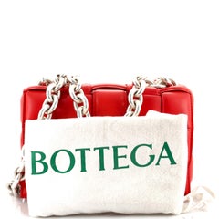 Umhängetasche aus gepolstertem Maxi Intrecciato-Leder mit Cassette-Kette von Bottega Veneta