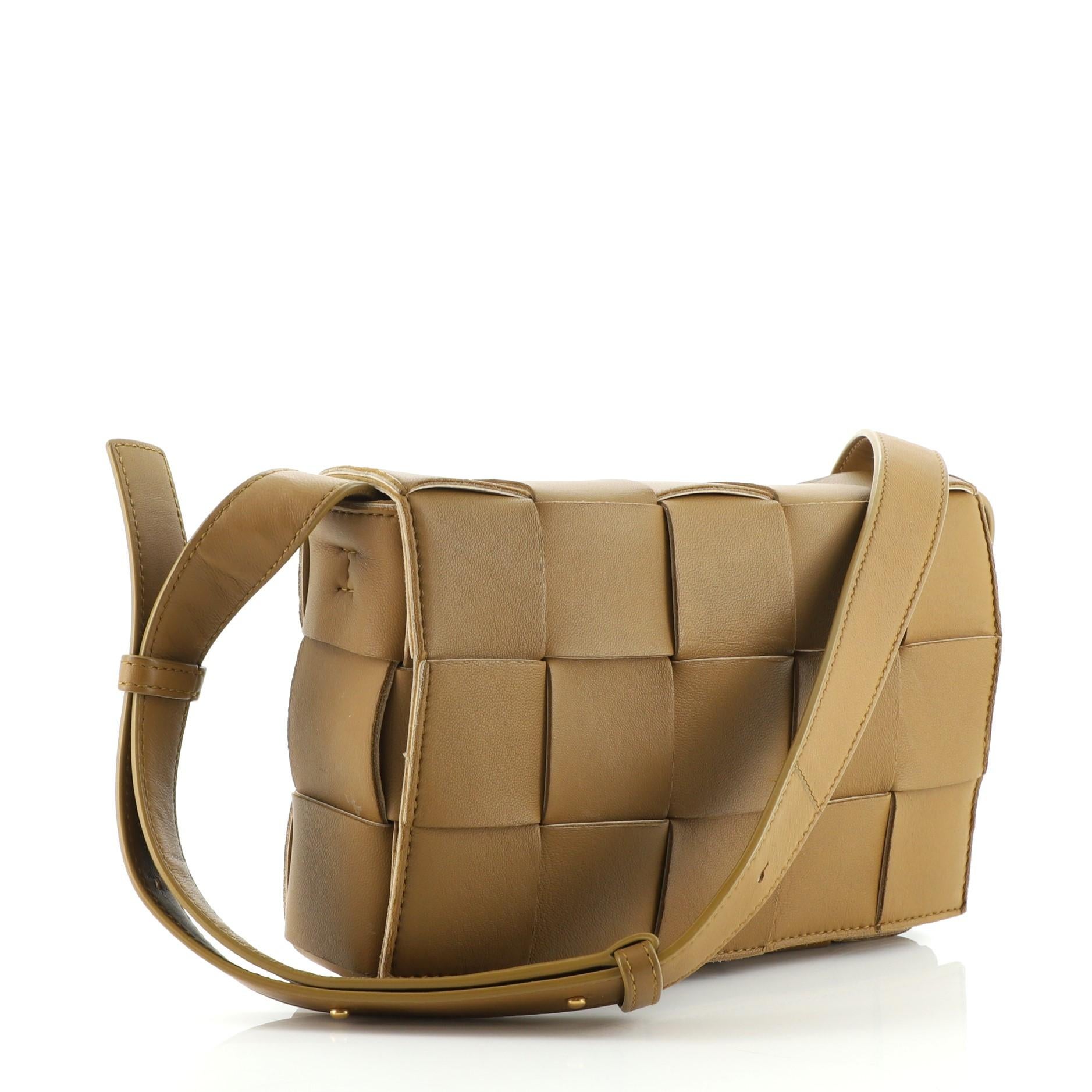 Umhängetasche aus Leder von Bottega Veneta Cassette Maxi Intrecciato (Braun)