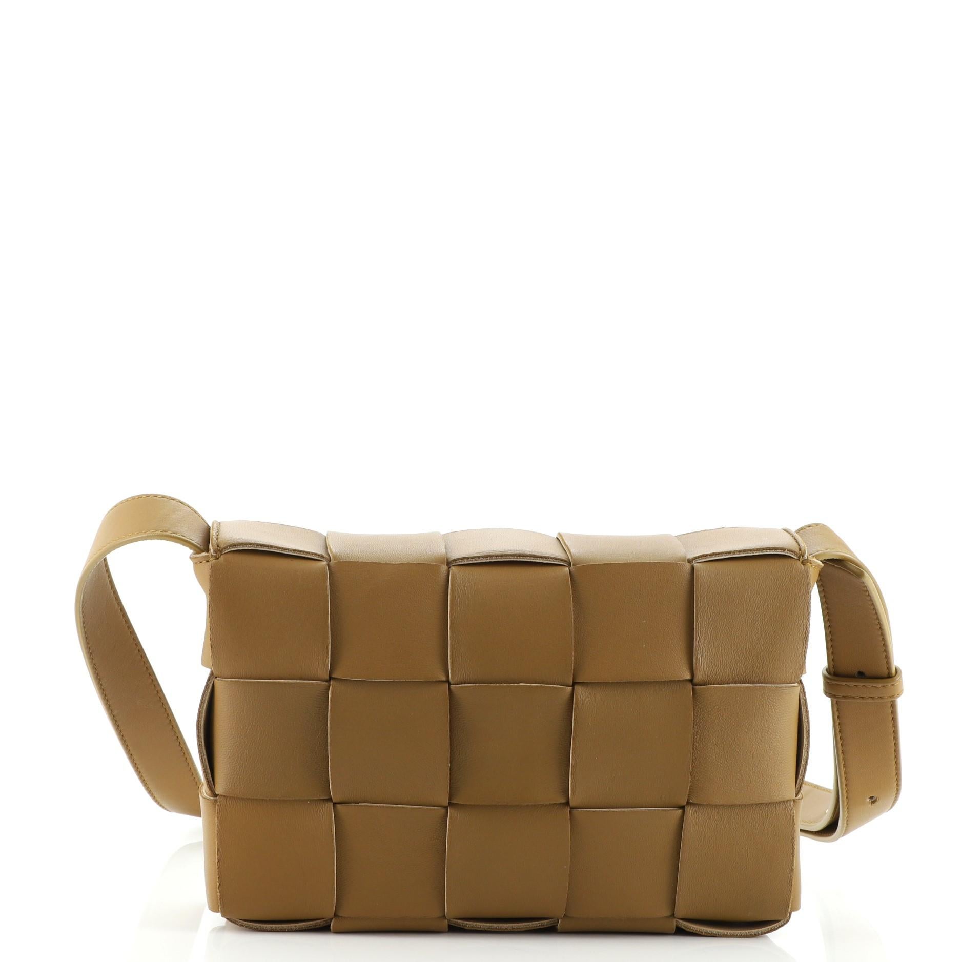 Umhängetasche aus Leder von Bottega Veneta Cassette Maxi Intrecciato im Zustand „Gut“ in NY, NY