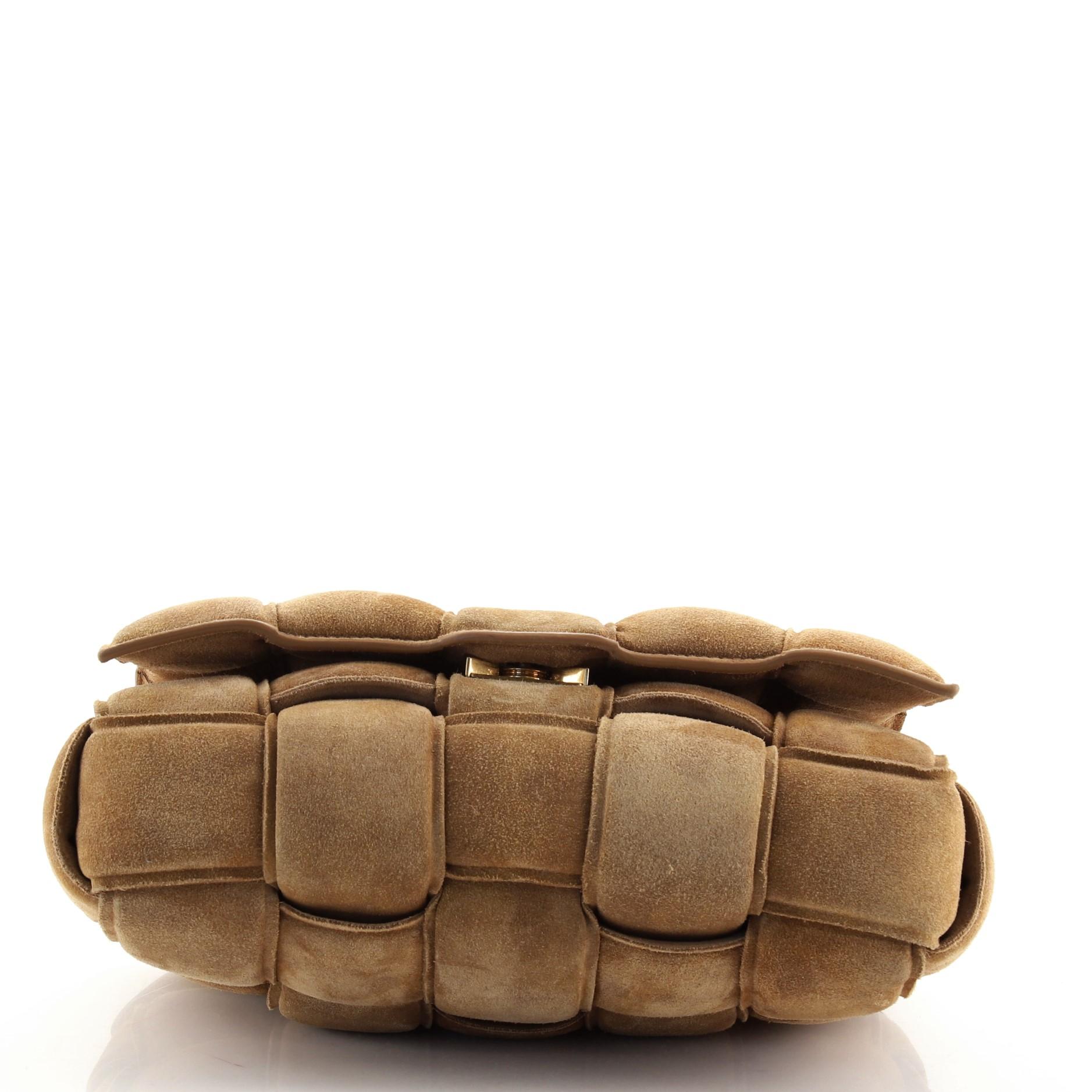 Bottega Veneta Cassette Umhängetasche aus gepolstertem Maxi Intrecciato Wildleder (Braun)
