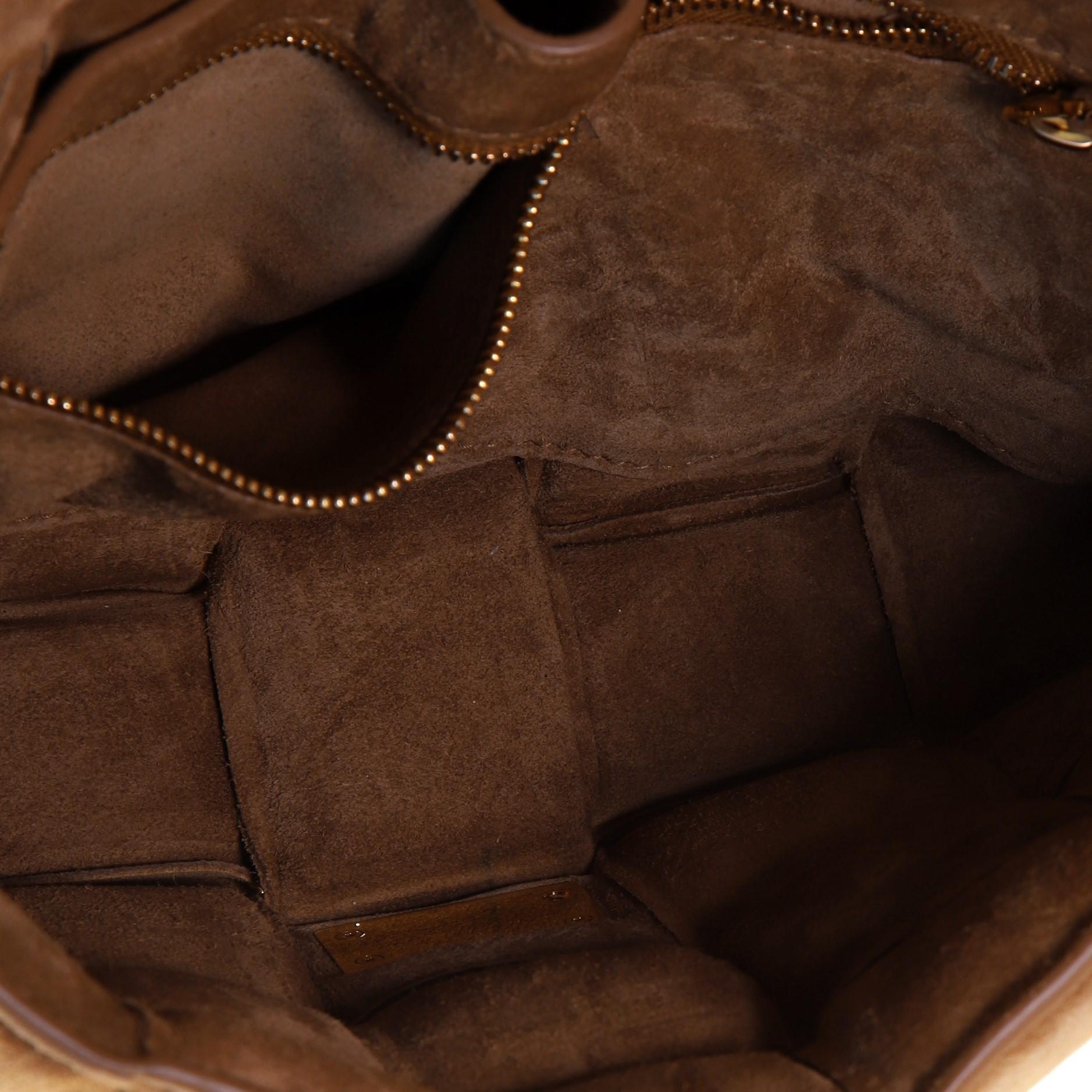 Bottega Veneta Cassette Umhängetasche aus gepolstertem Maxi Intrecciato Wildleder im Zustand „Gut“ in NY, NY