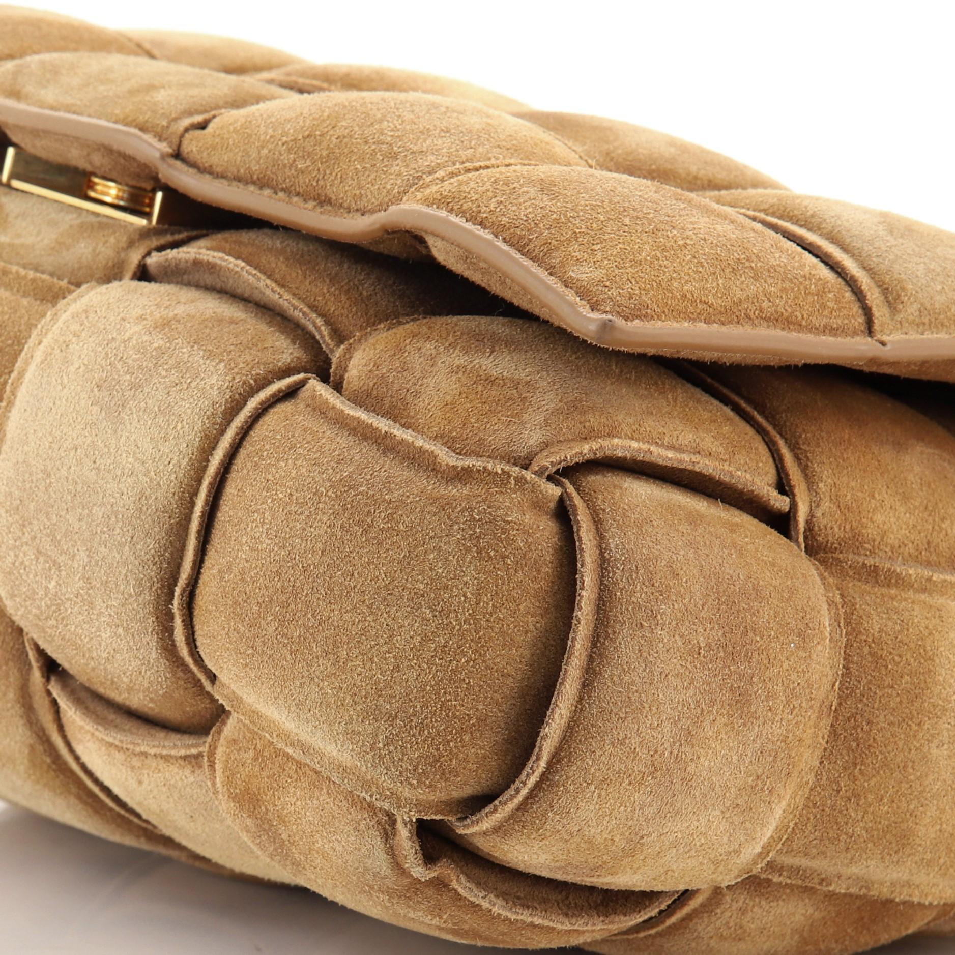 Bottega Veneta Cassette Umhängetasche aus gepolstertem Maxi Intrecciato Wildleder für Damen oder Herren