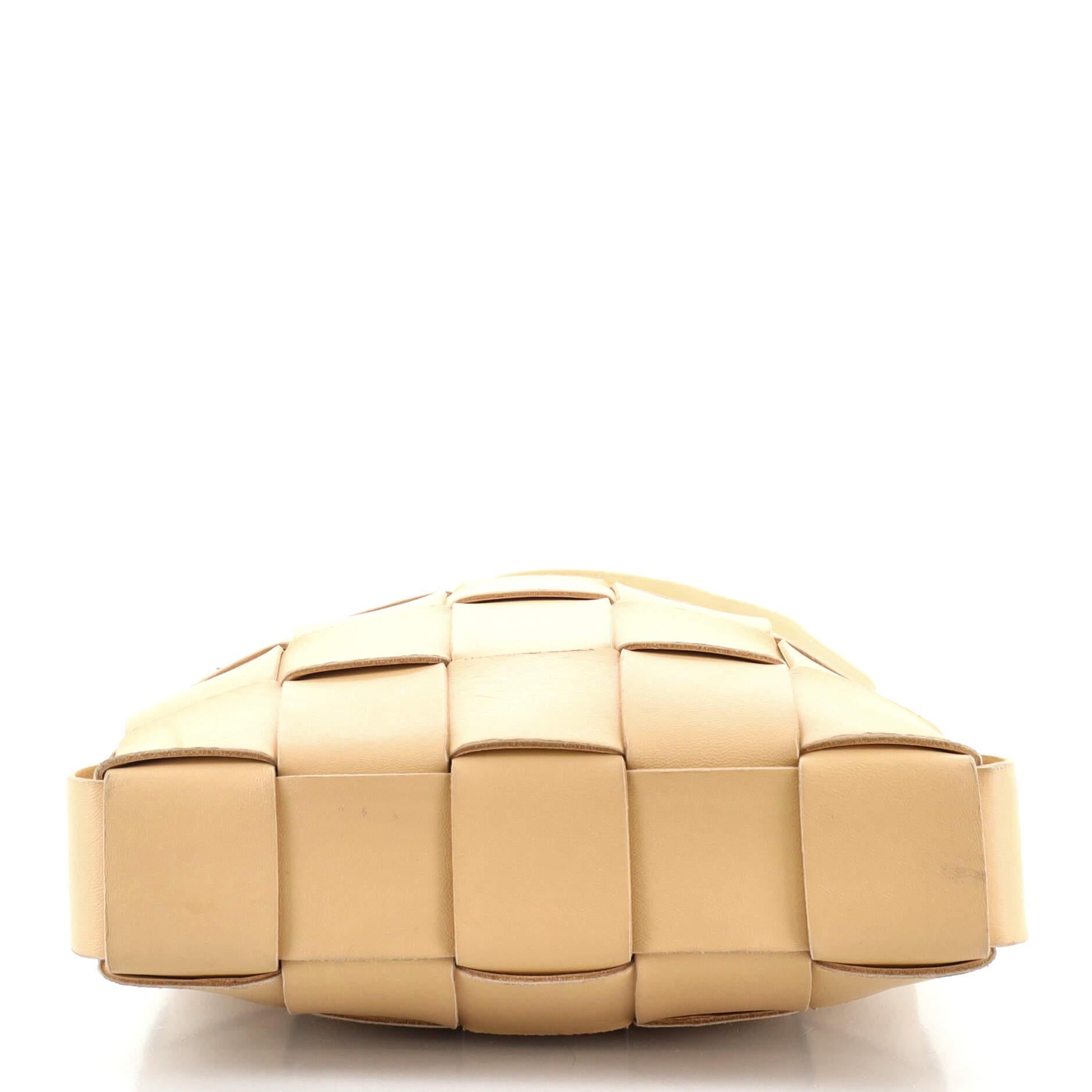 Bottega Veneta Cassette Messenger Bag Maxi Intrecciato Leder im Zustand „Gut“ in NY, NY