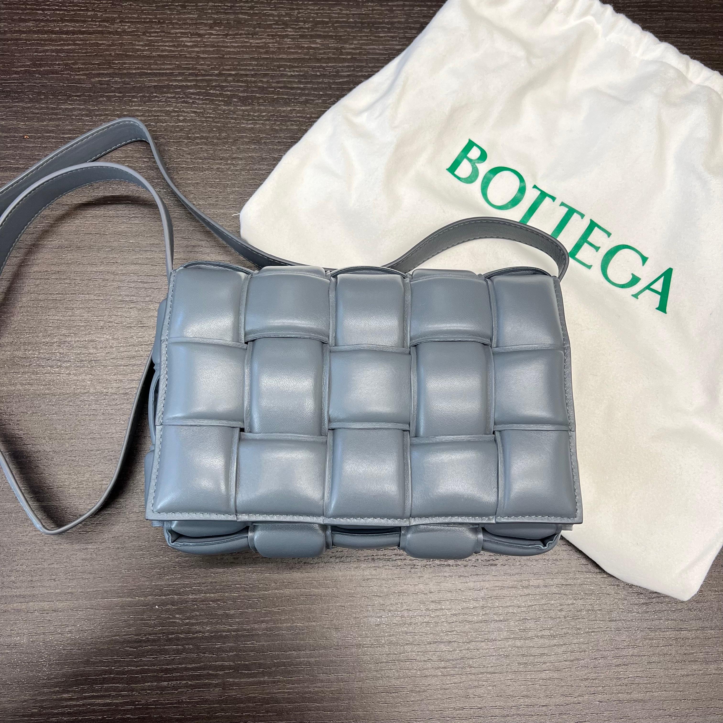 Bottega Veneta Cassette Padded Gray Lambskin Leather Crossbody Bag In Excellent Condition In New York, NY