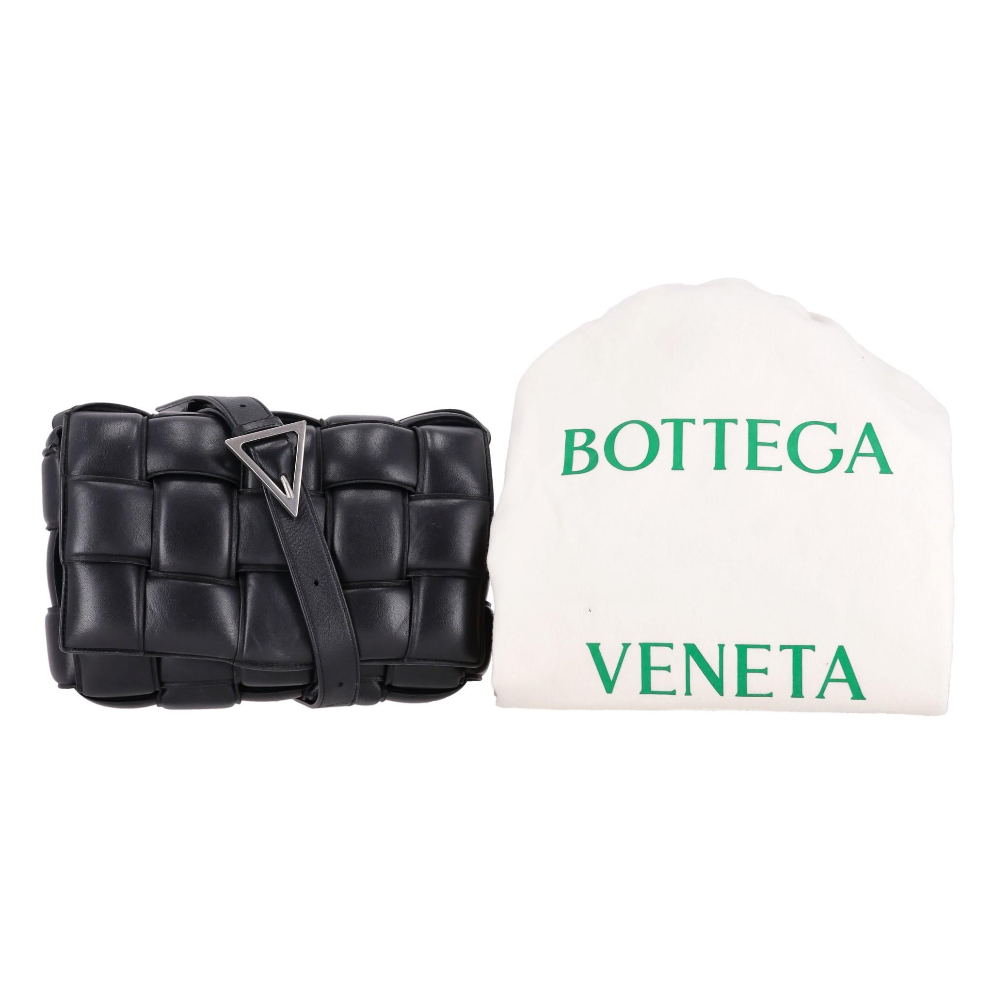 Bolso mediano Crossbody/hombro de piel acolchado Bottega Veneta Cassette

Bolso negro confeccionado en la emblemática piel de cordero acolchada entretejida de la marca.

Con bandolera ajustable de piel con hebilla de la marca.

Tapa abatible con