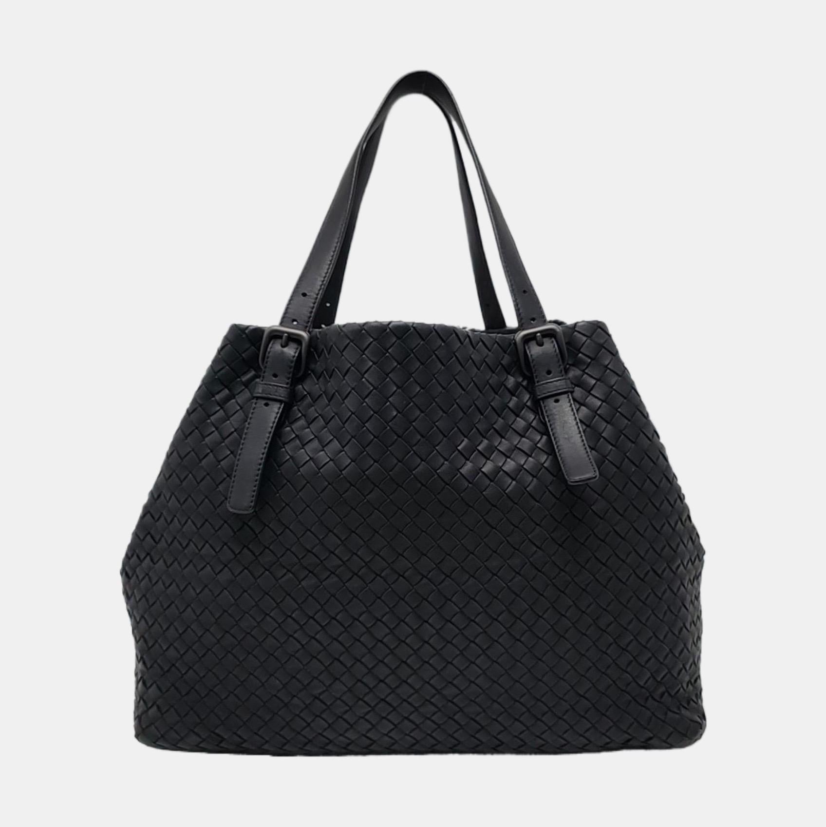 Bottega Veneta Cesta Shopper Tote Intrecciato Schwarz Leder Groß 50cm
Dies sind professionelle Fotos der tatsächlich von Luxbags angebotenen Tasche.
CONDIT: Ausgezeichnet
Leichte Lederfalten und Reibung an den Ecken. Leichte Flecken auf der