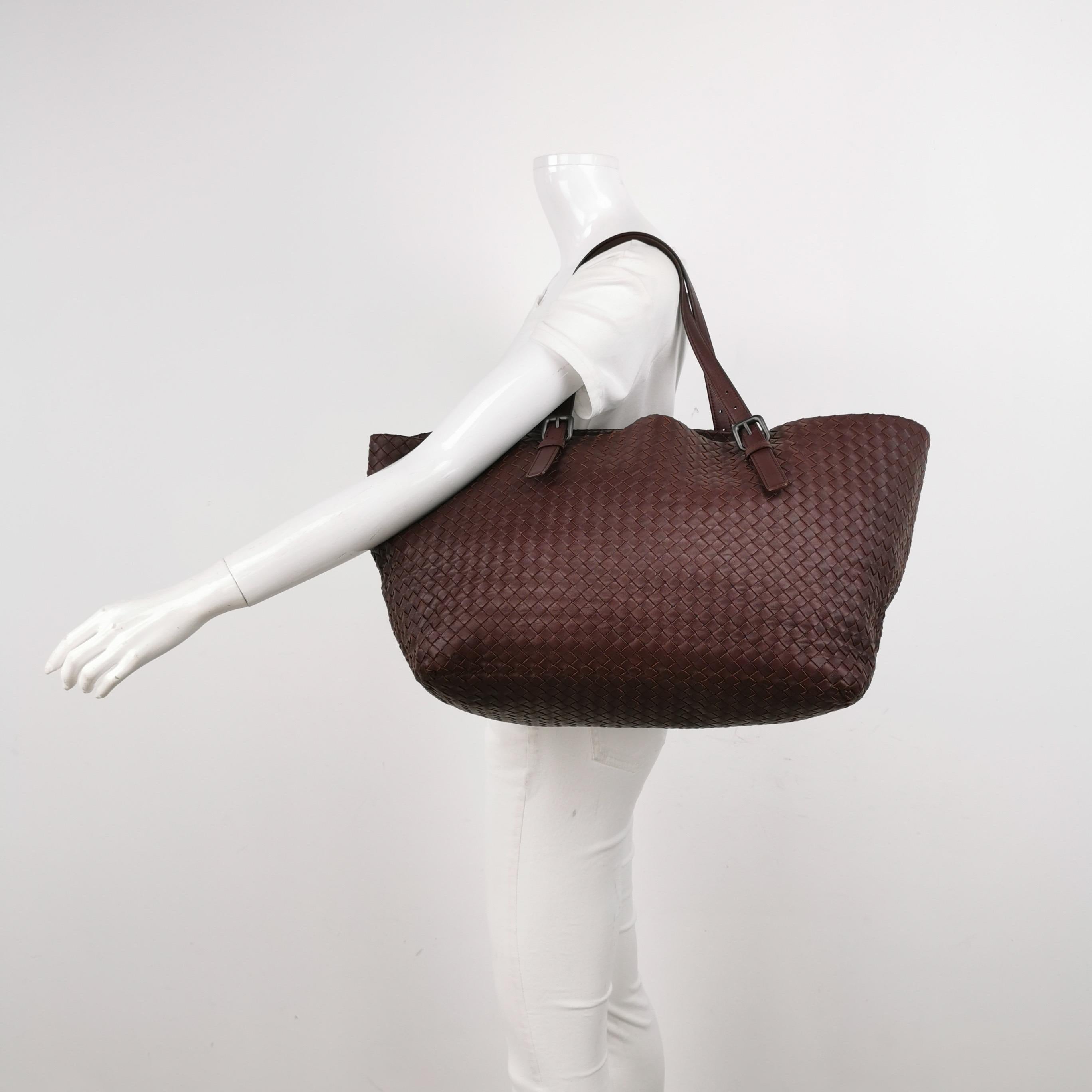 Bottega Veneta Cesta Shopper Tote Intrecciato Burgundy Leather Medium 40cm
These are professional photos of the actual bag offered by Luxbags.
CONDITION: EXCELLENT
Light rubbing around the corners. Leather creases. Light stains inside
DETAILS: