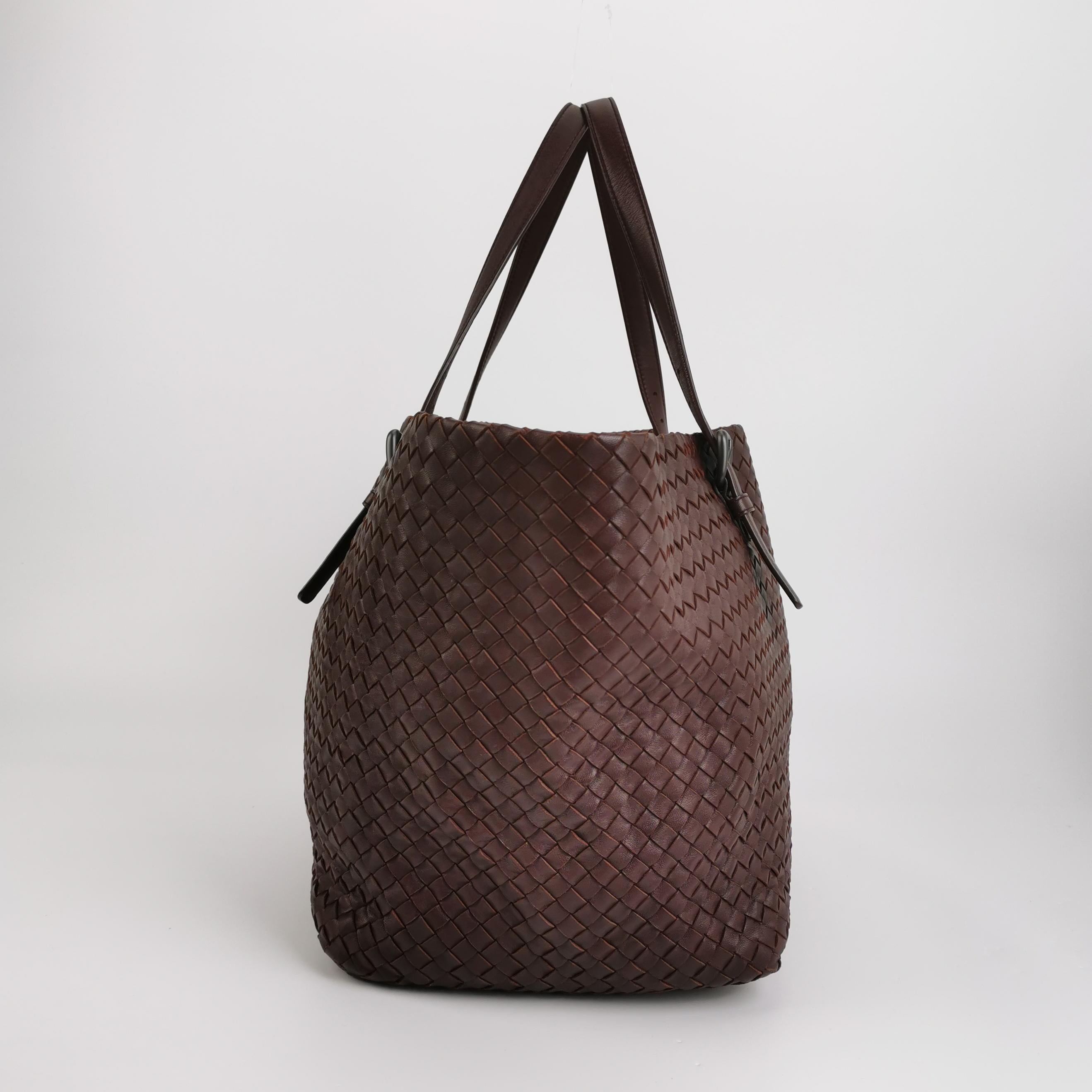 Noir Bottega Veneta Cesta Shopper Tote Intrecciato Burgundy Leather Medium 40cm en vente