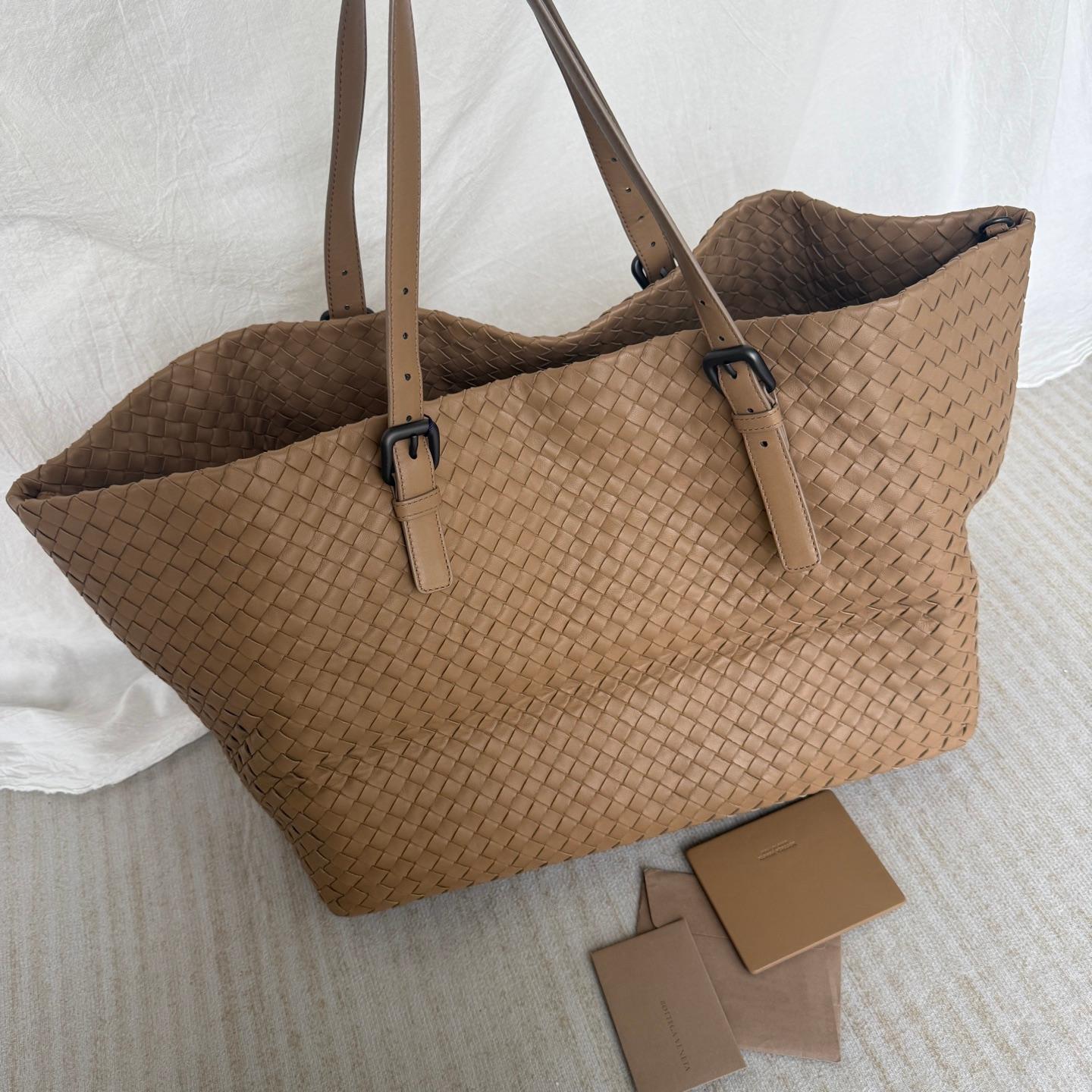 Bottega Veneta Cesta Shopper Tote Intrecciato Milk Chocolate Brown Leather Large 50cm
Il s'agit de photos professionnelles du sac offert par Luxbags.
ÉTAT : NEUF
DÉTAILS : 

Bottega Veneta
Veneta

Couleur : brun chocolat au lait
Cuir