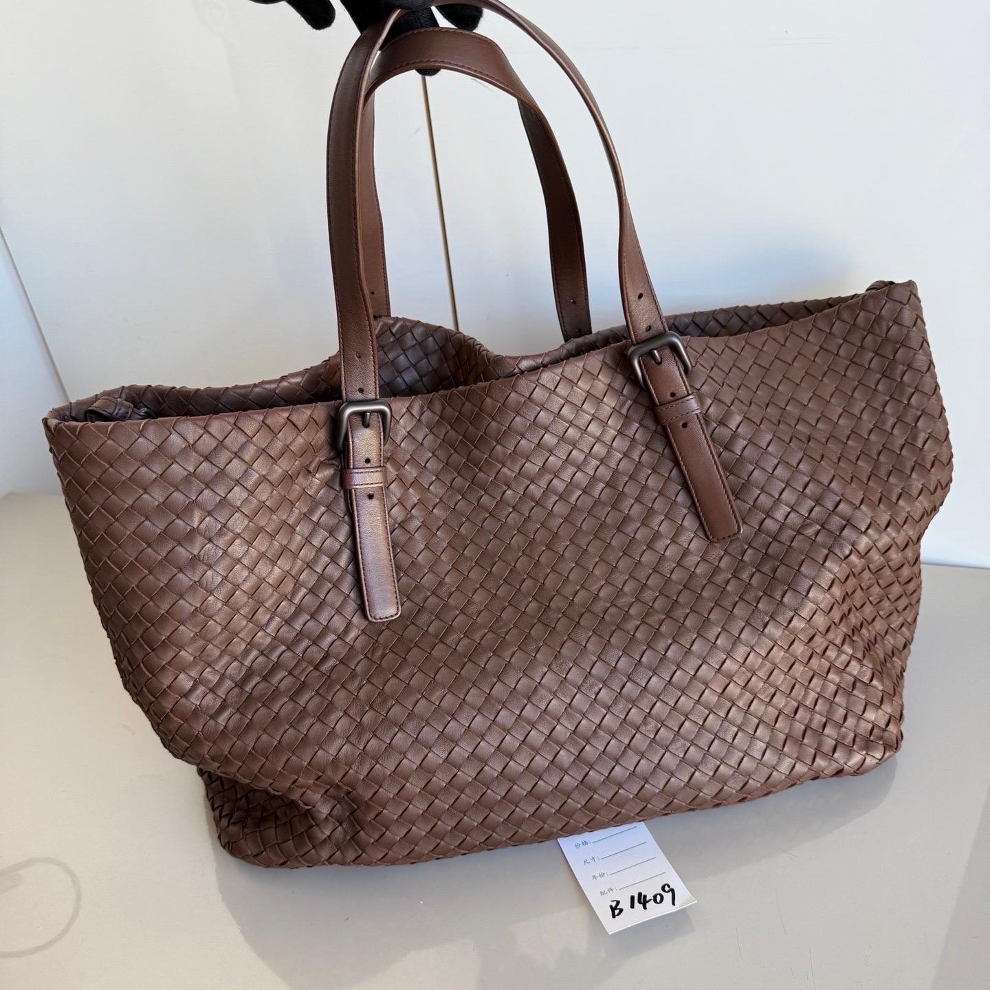 CONDITION: MINT

DETAILS: 

Bottega Veneta
Veneta
Color: Milk chocolate brown
Nappa leather

Dimensions: Base Width 50cm, Opening 55cm
