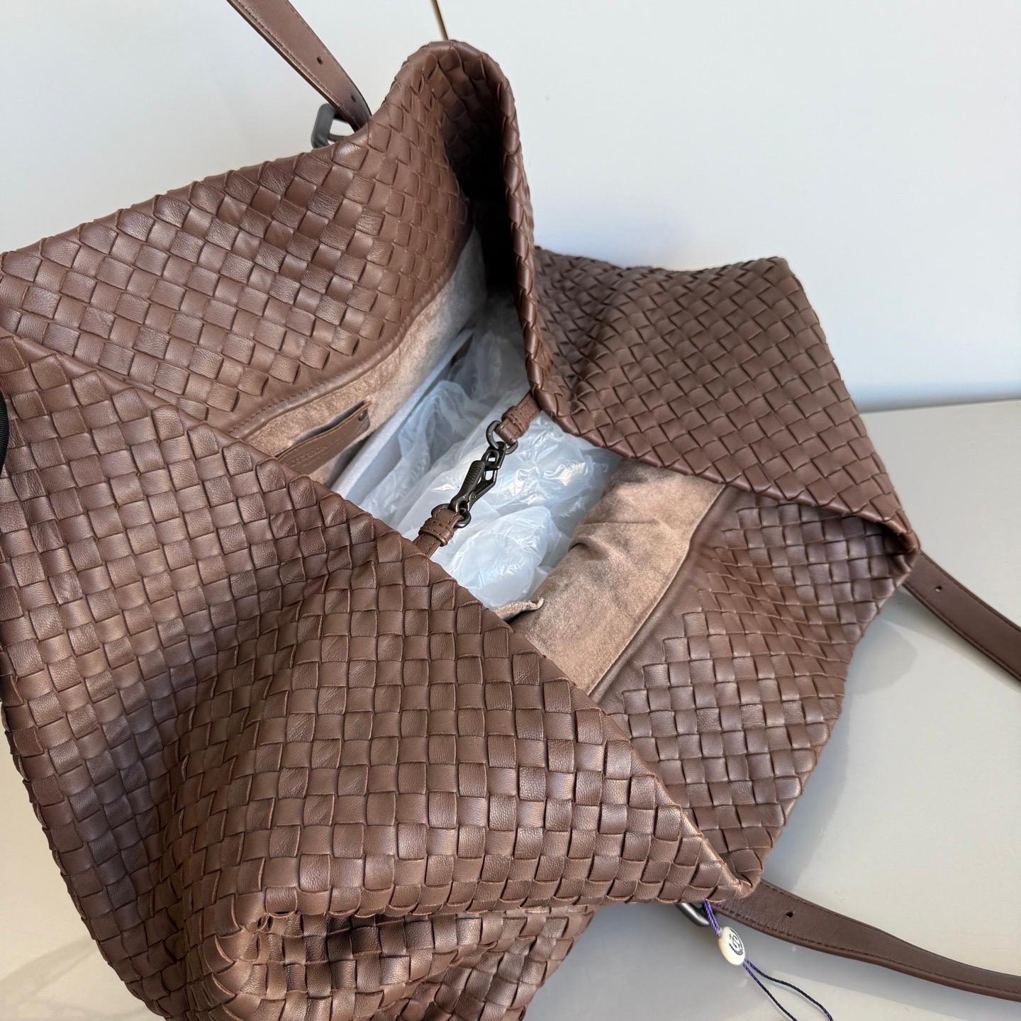 Bottega Veneta Cesta Shopper Tote Intrecciato Milk Chocolate Brown Leather Large In Excellent Condition In AUBERVILLIERS, FR