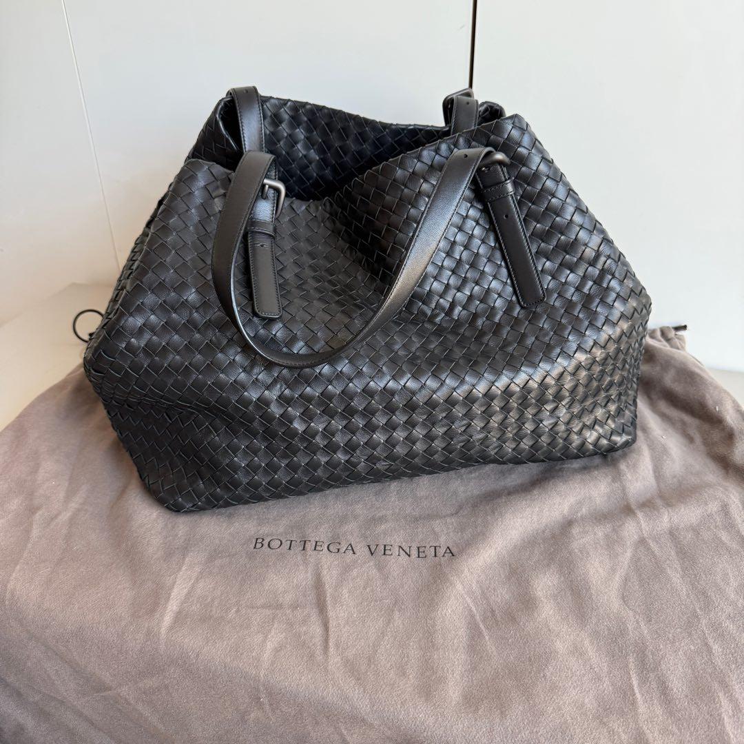 Bottega Veneta Cesta Shopper Tote Nappa Intrecciato Leather Black Large
 These are professional photos of the actual bag.
 CONDITION: NEVER WORN
 DETAILS: 
 
 Bottega Veneta
 Veneta
 
 Color: Black
 Nappa leather
 
 Dimensions: Width 39cm, Height
