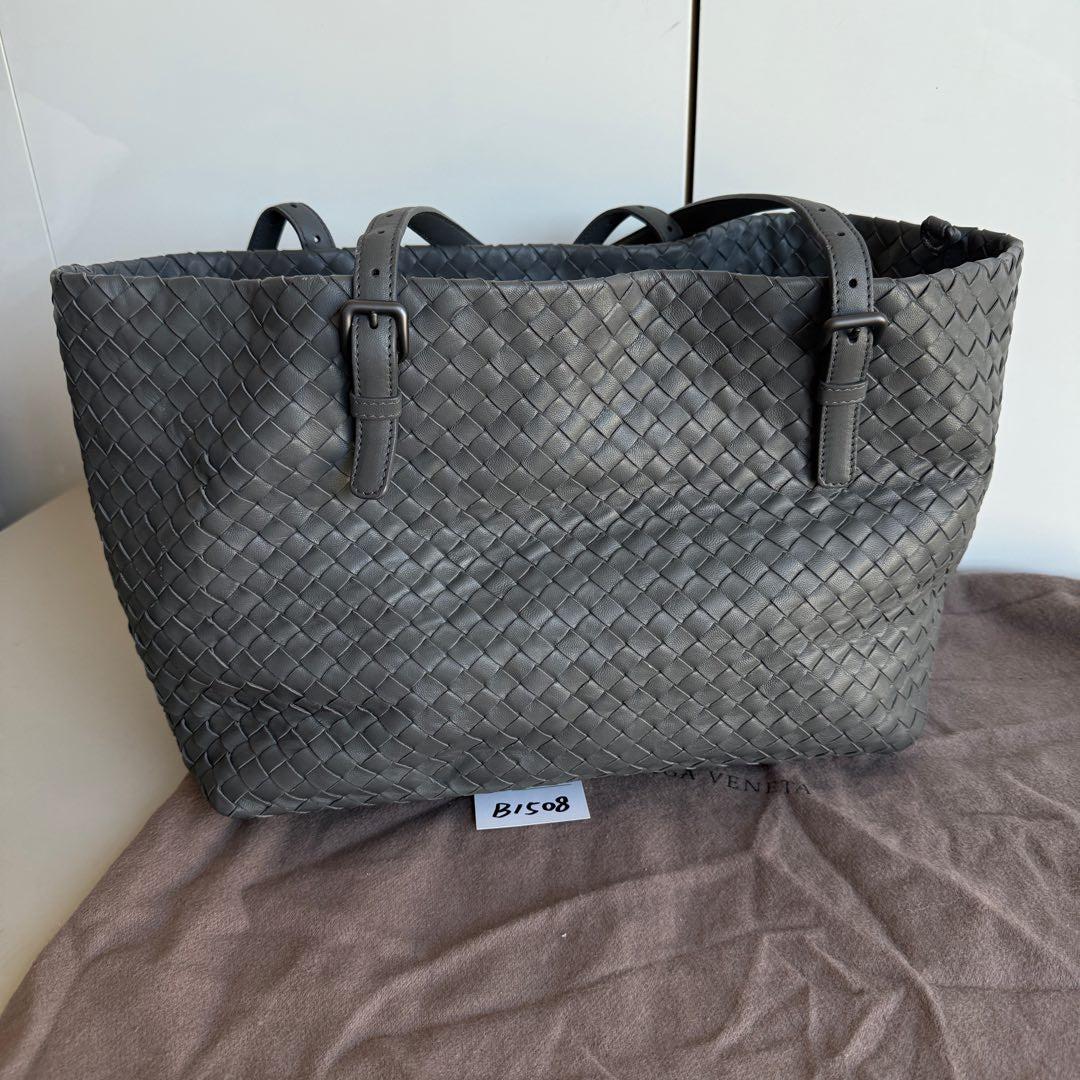 Bottega Veneta Cesta Shopper Tote Nappa Intrecciato Leather Grey Small
 These are professional photos of the actual bag.
 CONDITION: NEVER WORN
 DETAILS: 
 
 Bottega Veneta
 Veneta
 
 Color: Grey
 Nappa leather
 
 Dimensions: Width 30cm, Height
