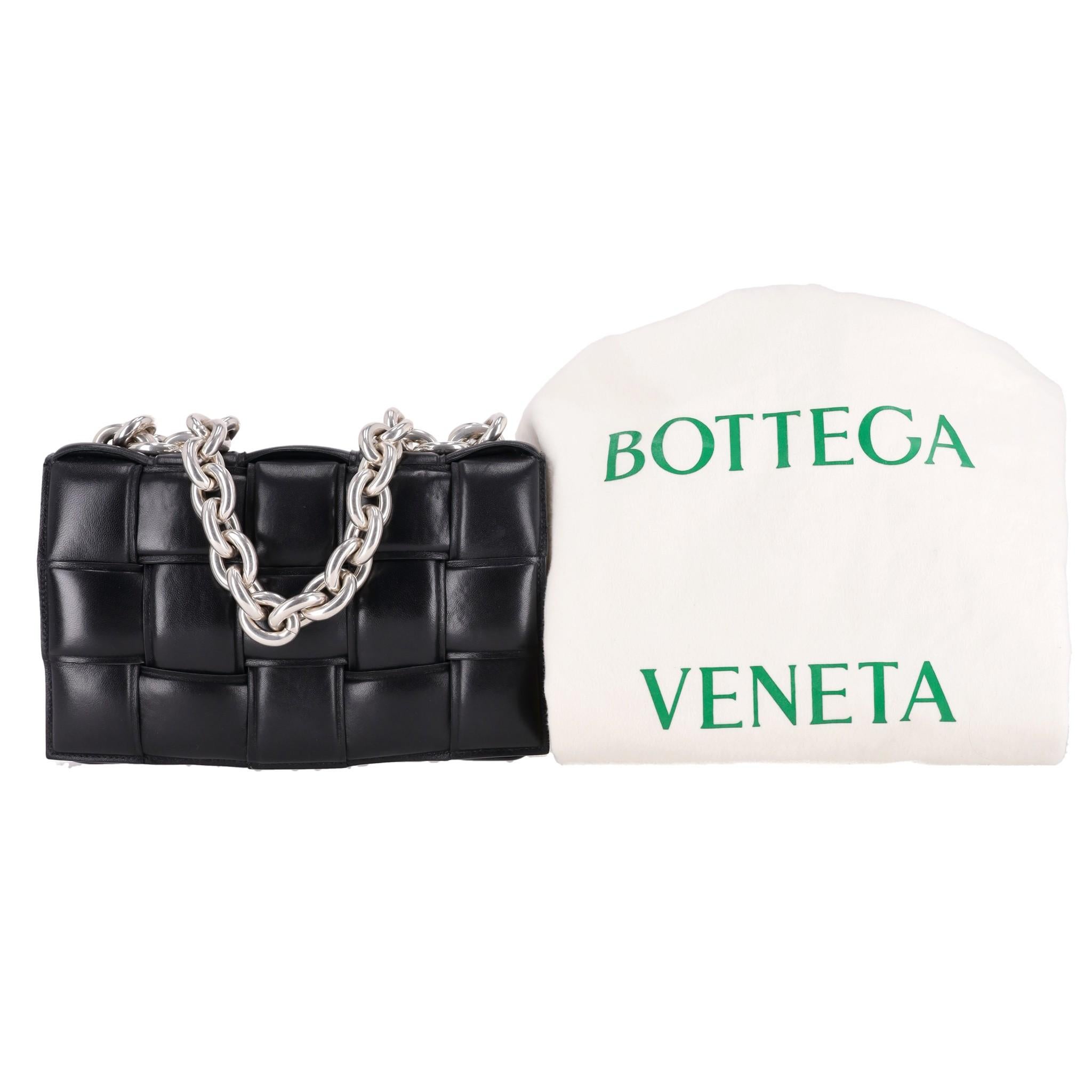 Bolso cruzado de piel con cassette de cadena Bottega Veneta

Bolso negro confeccionado en la emblemática piel de cordero acolchada entretejida de la marca.

Asa superior y bandolera de eslabones de cadena plateados.

Parte superior abatible con