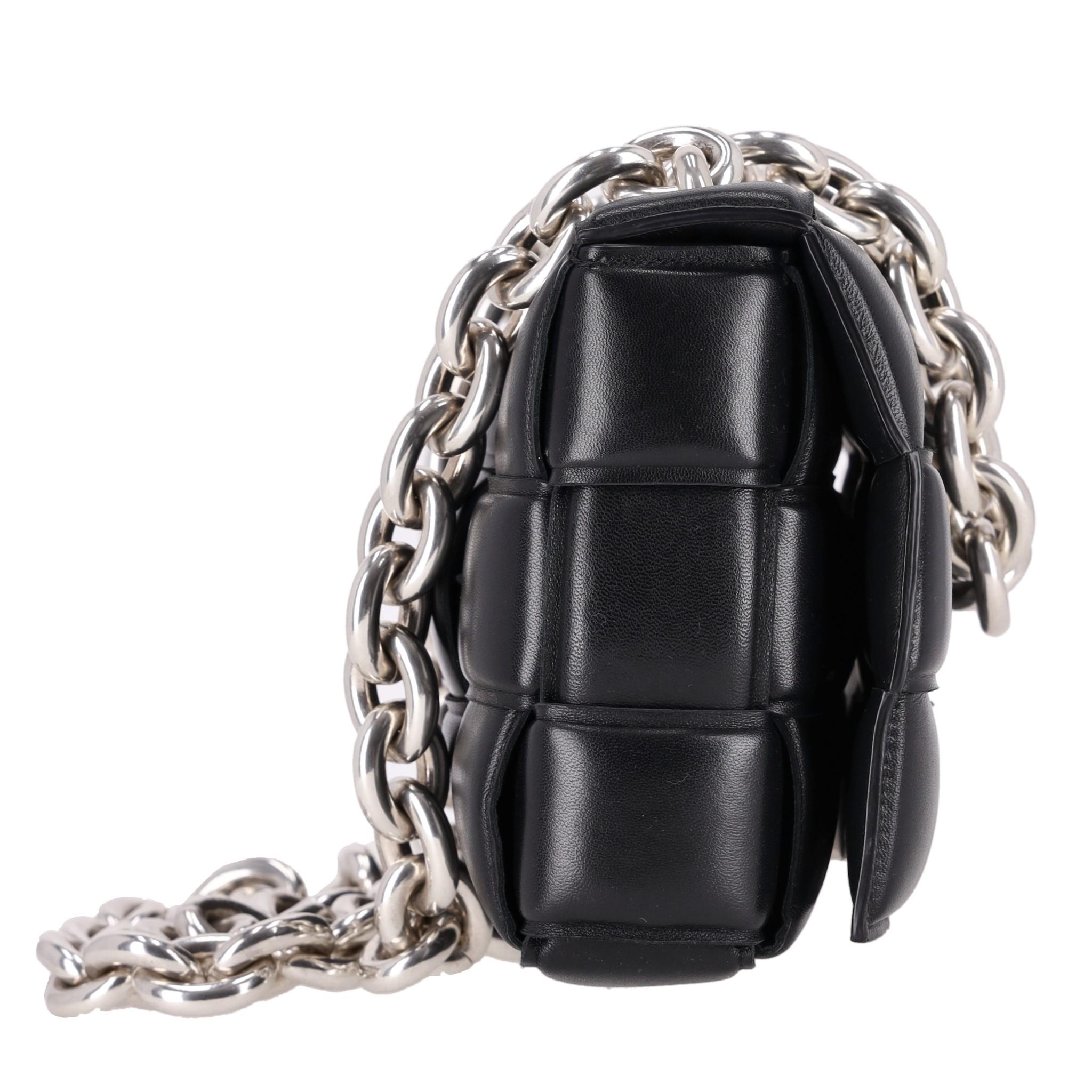 Bolso cruzado de piel con cassette de cadena Bottega Veneta Negro en venta