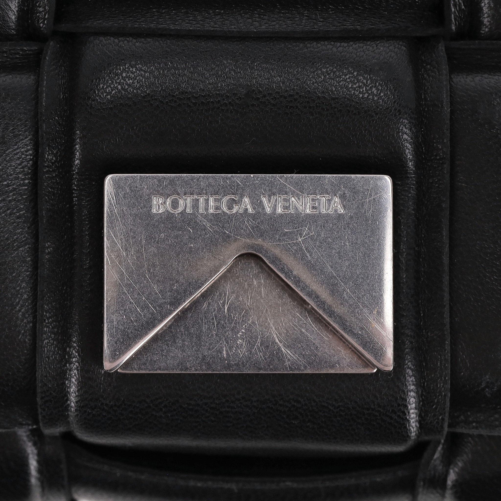 Bolso cruzado de piel con cassette de cadena Bottega Veneta en venta 2