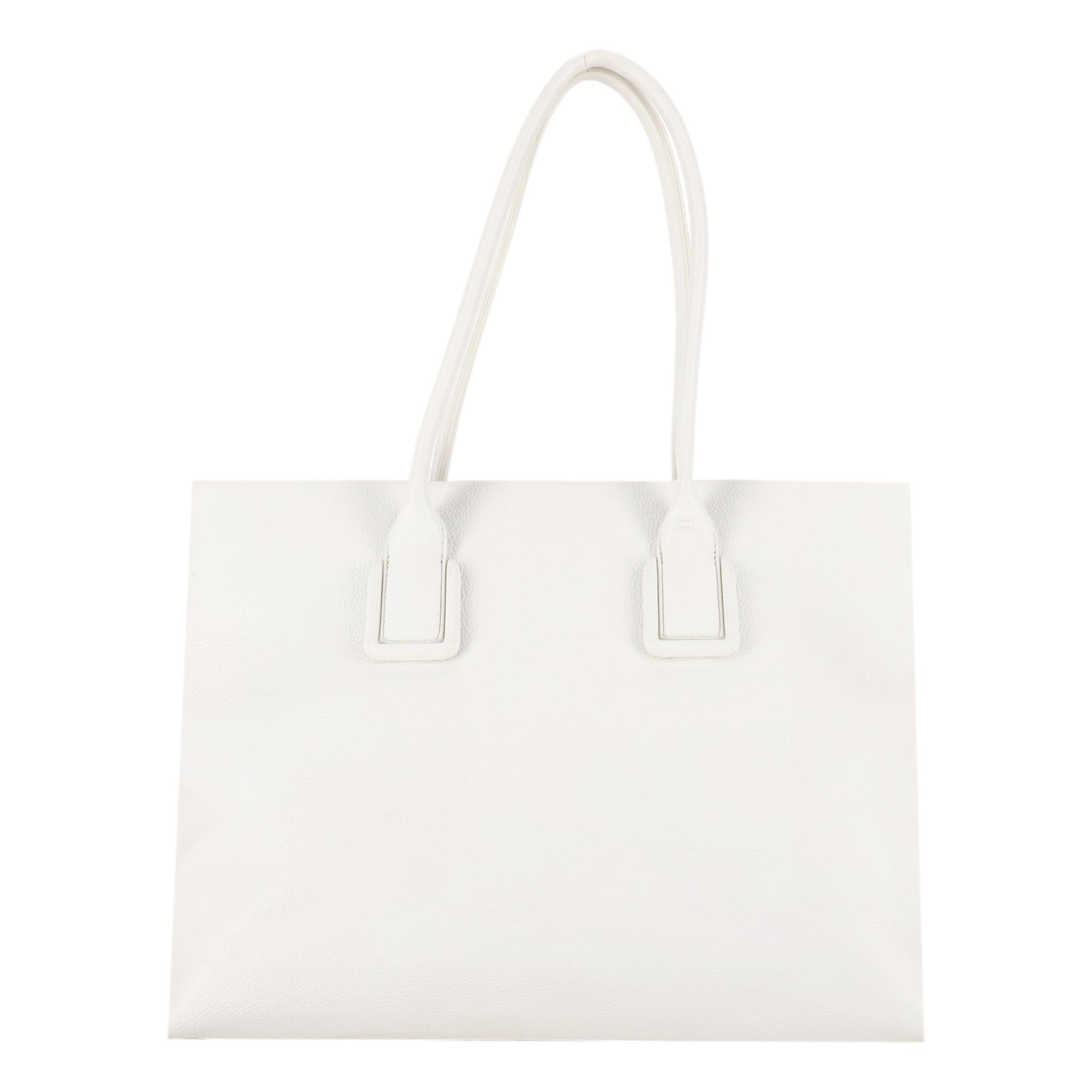 Bottega Veneta Chain Detail Leather Tote Bag

White tote bag rafted from grained leather, embellished with a chunky gold chain.

Featuring rolled leather shoulder handles. 

Rrp £2,800

Size - Height 30cm, Width 38cm, Depth 14cm

Condition - Very