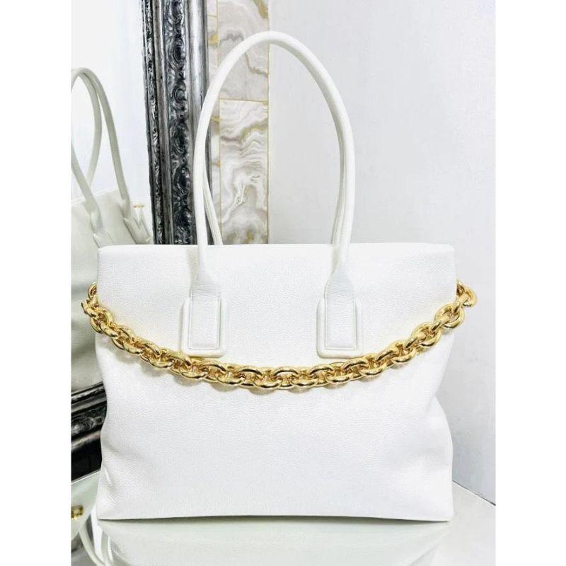 Bottega Veneta Chain Leather Tote Bag

White textured leather softly structured bag. Embellished with a chunky gold chain. Rolled leather shoulder handles.

Additional information:
Size – 38 W x 14 D x 30 H cm
Composition – Leather
Condition –