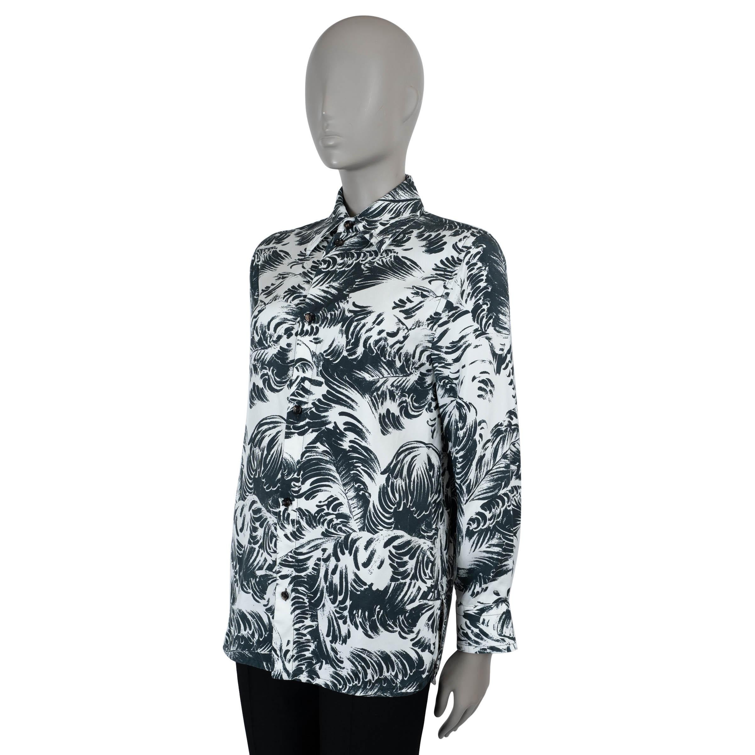 Questa camicia 100% autentica di Bottega Veneta in seta grigio gesso e calamaio (100%) presenta una raffinata stampa di piume che aggiunge un sottile tocco grafico. Progettato con una vestibilità classica, presenta un colletto a punta e un orlo