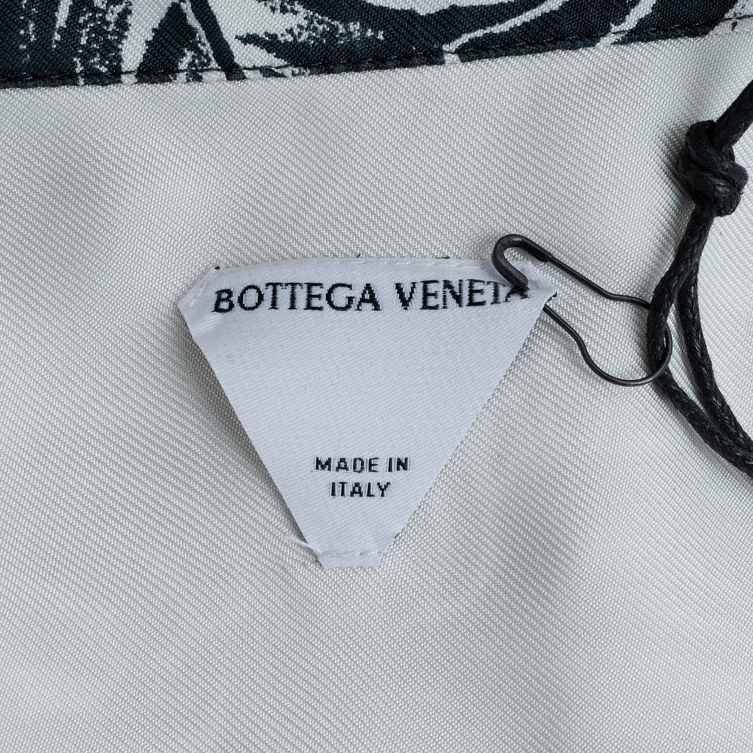 Bottega Veneta Camicia Button-Up stampata in seta gesso 2023 36 XXS in vendita 1