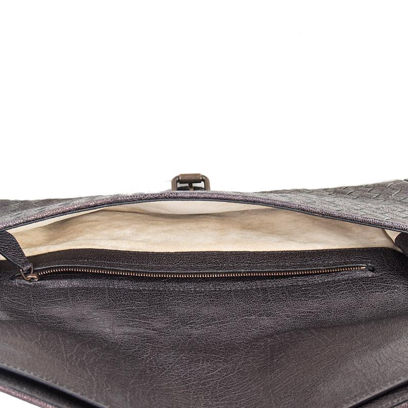 BOTTEGA VENETA charcoal grey INTRECCIATO Buckle Clutch Bag In Excellent Condition In Zürich, CH