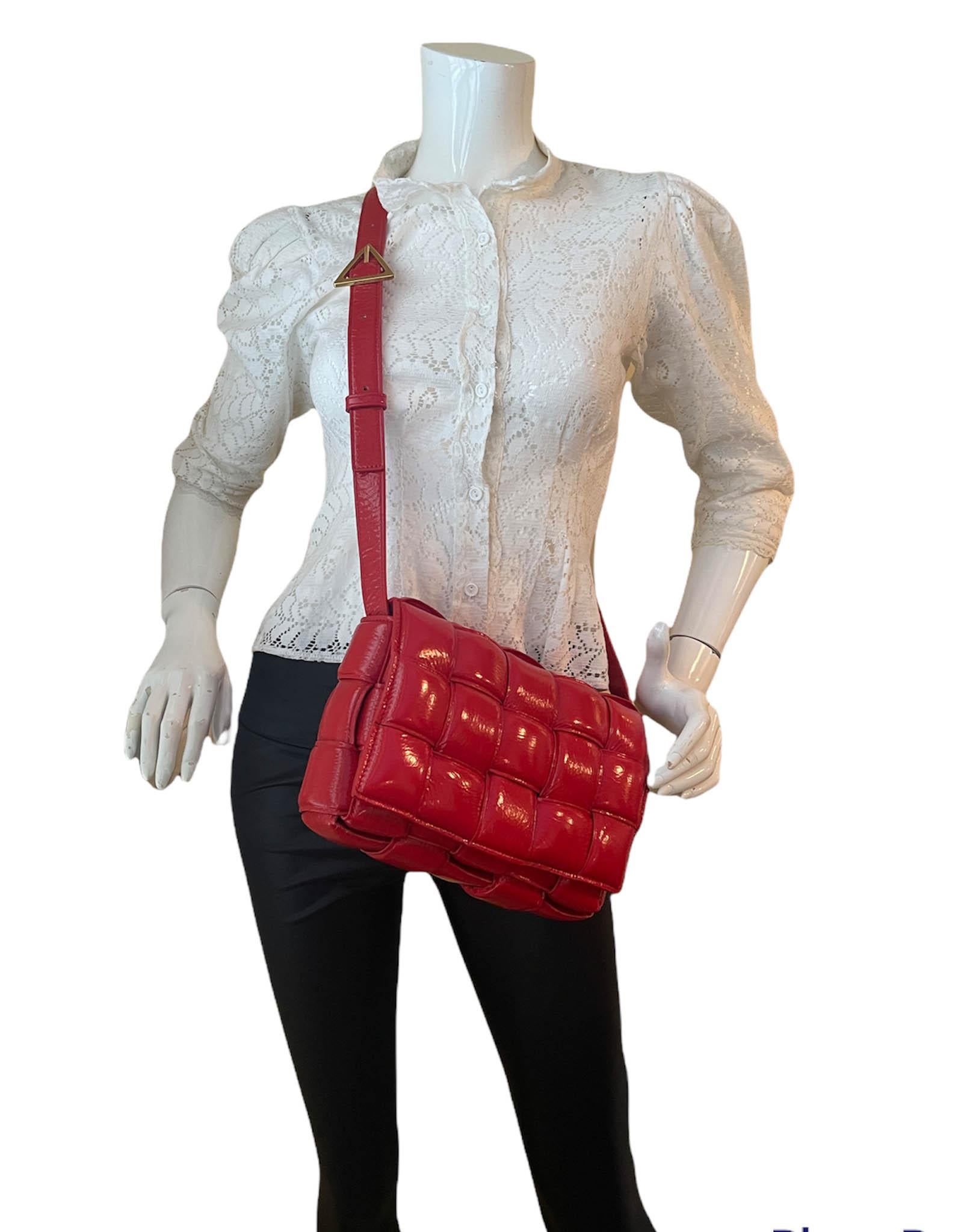 Bottega Veneta BV Chili Red Textured Deerskin Maxi Intrecciato Padded Cassette Crossbody Bag

Made In: Italy
Year of Production: 2021
Color: Chili red
Hardware: Goldtone
Materials: Textured deerskin leather (similar to patent leather) and