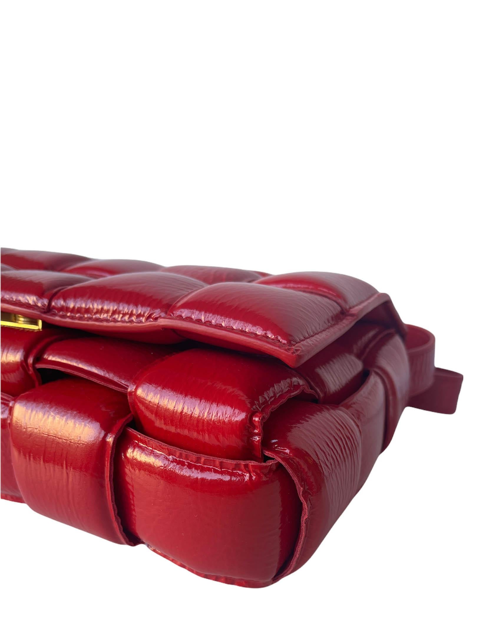 Bottega Veneta Chili Red Patent Maxi Intrecciato Padded Cassette Crossbody Bag In New Condition In New York, NY