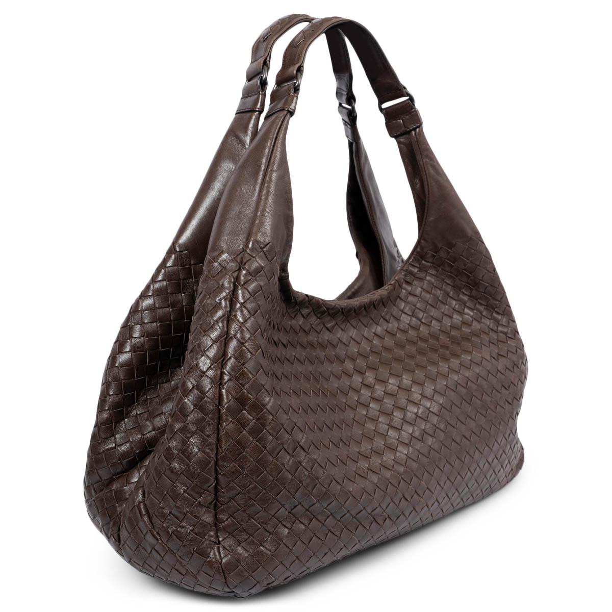 100% authentic Bottega Veneta Large Campana hobo in chocolate brown intrecciato leather. Closes with a dog-hook on strap on top. Lined in beige suede with an open pocket against the front and zipper pocket against the back. Has been carried and is
