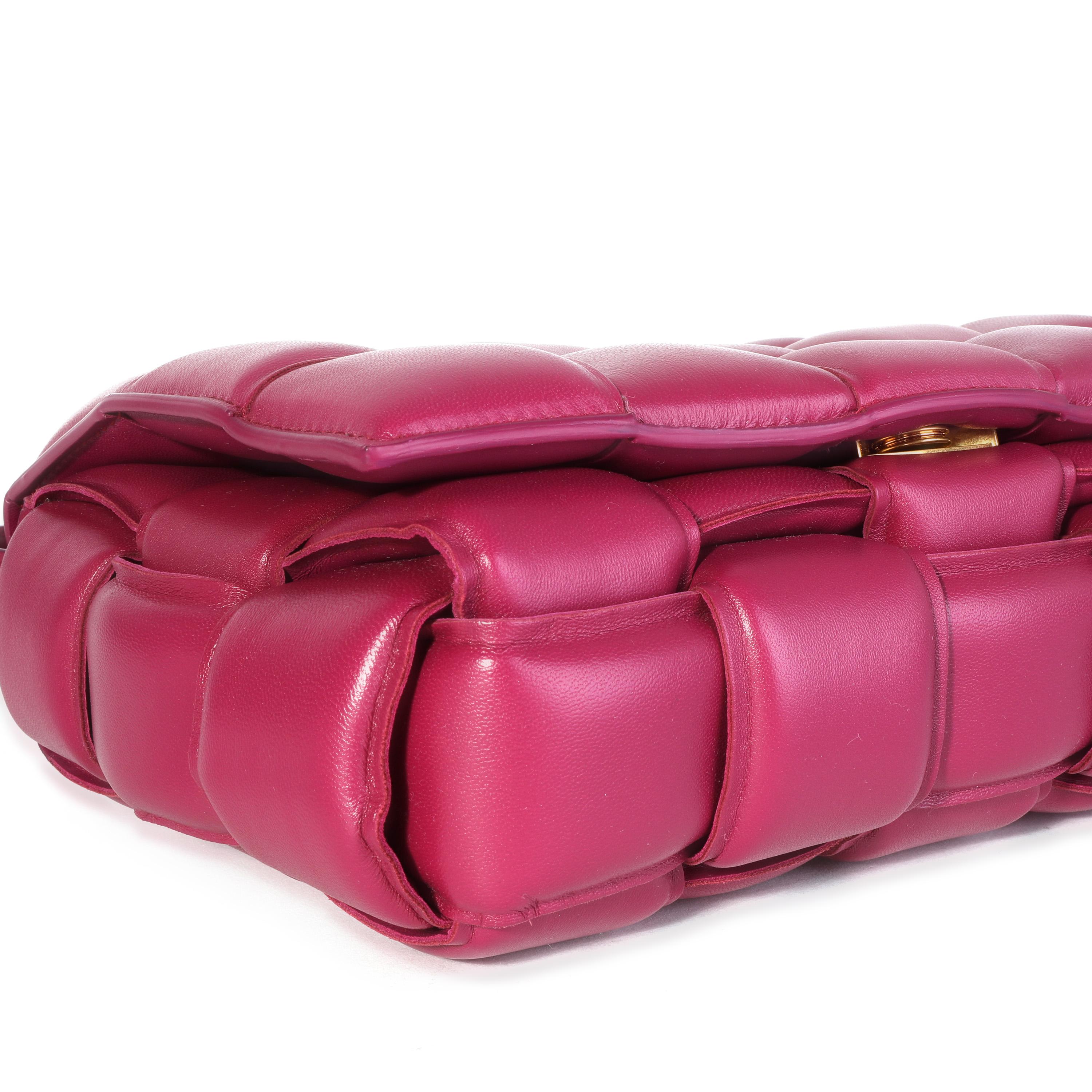 Titolo dell'elenco: Borsa a cassetta imbottita in pelle d'agnello Bottega Veneta Cinnabar Maxi Intrecciato
SKU: 118778
MSRP: 3500.00
Condizioni: Usato 
Condizioni della borsa: Mai indossata
Marchio: Bottega Veneta
Paese di origine: Italia
Silhouette