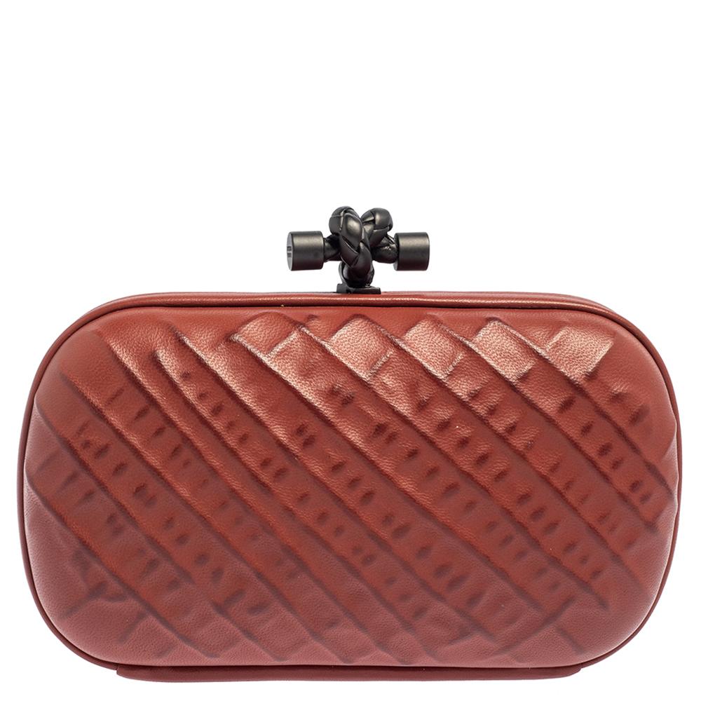 It is so easy to fall in love with this clutch from Bottega Veneta. Brown in hue and stunning in appeal, this creation will be a fantastic addition to your closet. Meticulously crafted from leather, this clutch comes equipped with a knot motif that