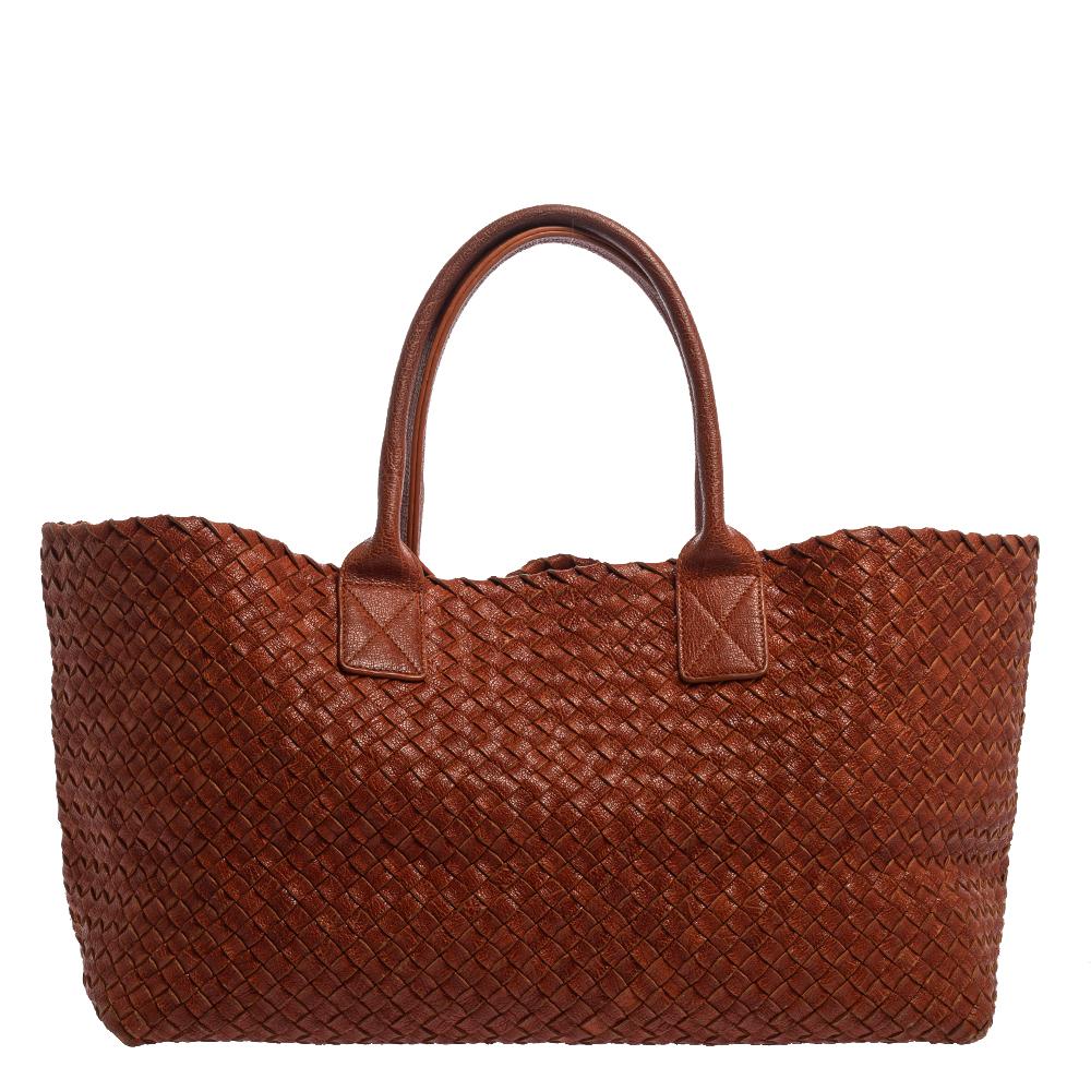 One look at this limited edition Cabat tote from Bottega Veneta and you'll know why it is so wonderful. It is high in style and magnificent in appeal. Crafted from brown leather using their Intrecciato weaving technique and held by two rolled