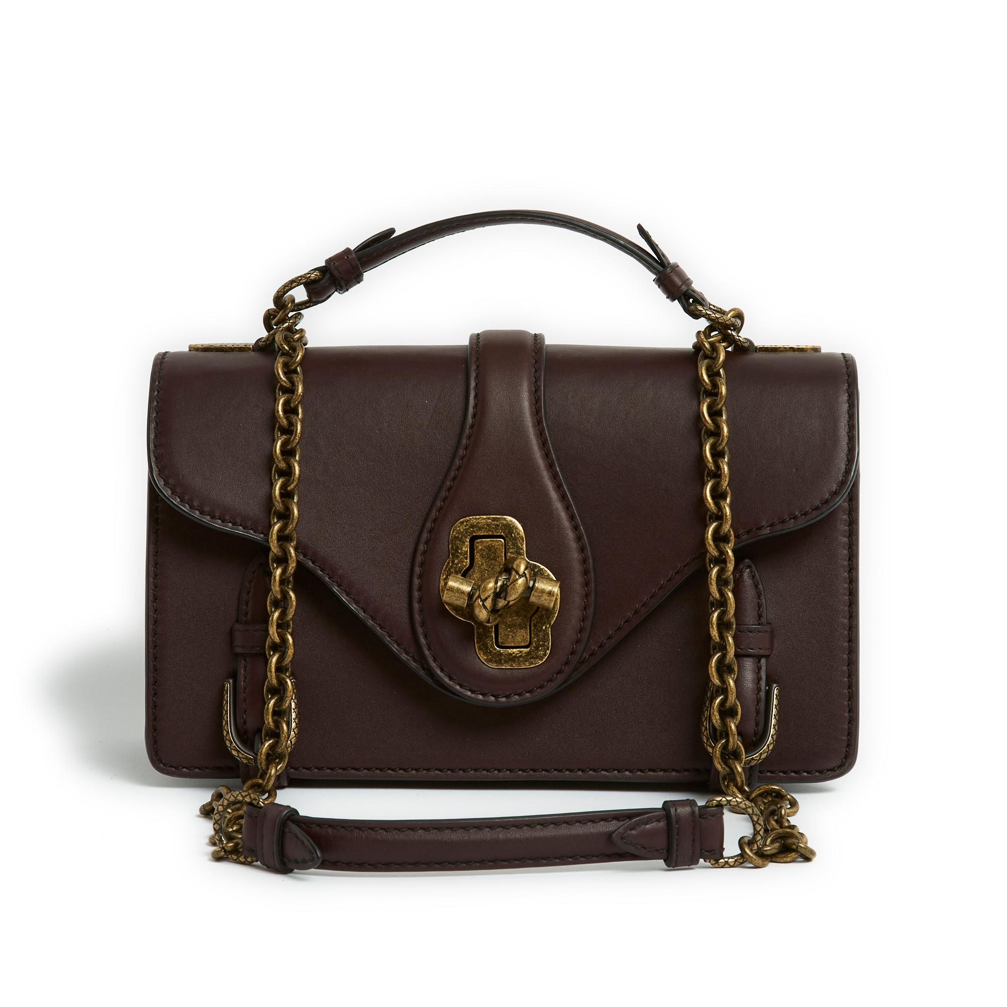 Bottega Veneta City Knot model bag in amaranth-colored leather (between burgundy, black and brown) and aged gold metal in intrecciato style, interior with 3 compartments dressed in taupe beige suede, shoulder strap in matching metal chain and