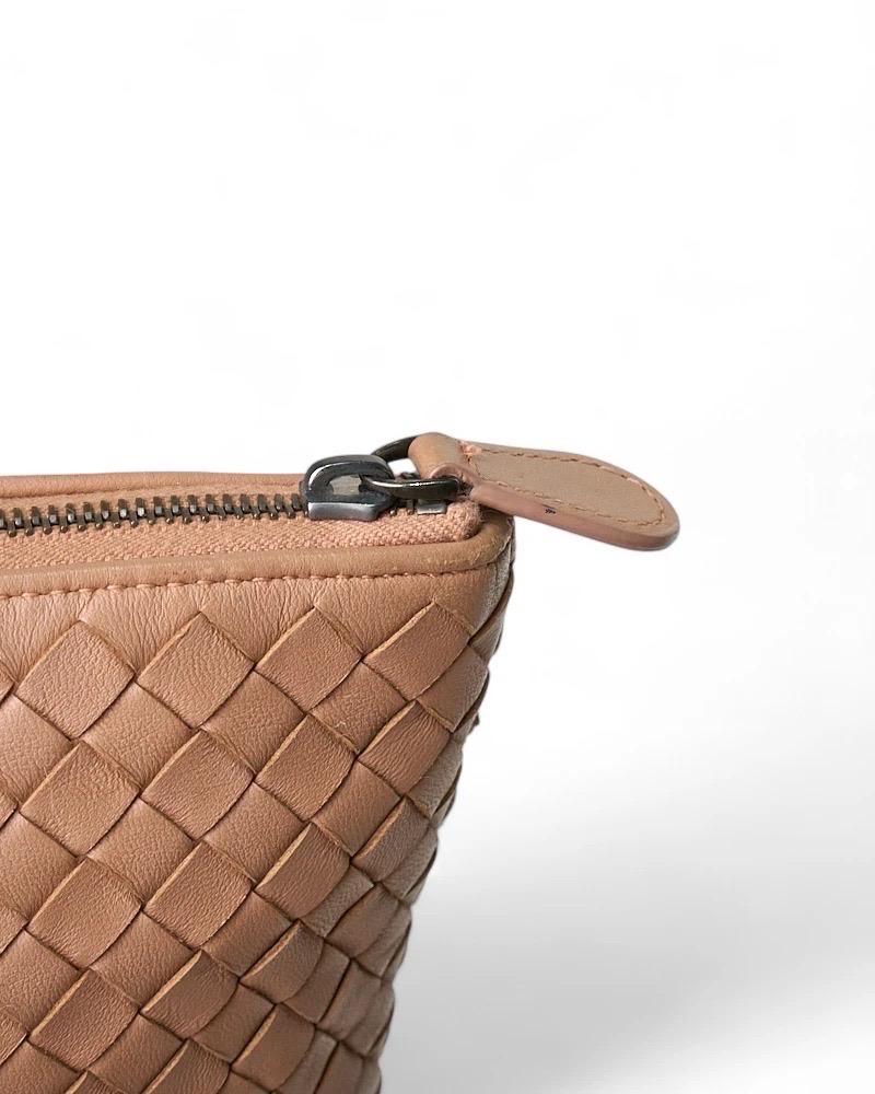Bottega Veneta Pochette Intreccio Small Cipria en vente 5