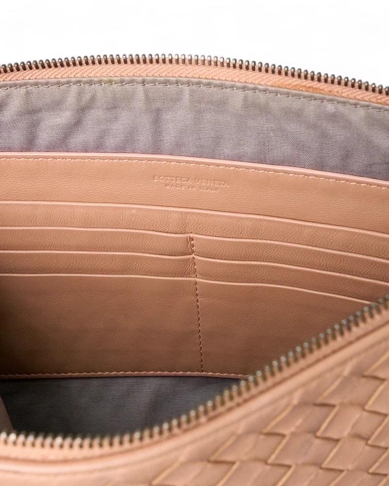 Bottega Veneta Pochette Intreccio Small Cipria en vente 7