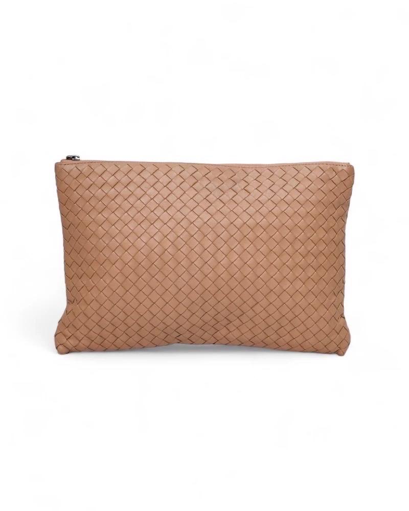 Pochette Bottega Intreccio, petite taille, réalisée en pelle cipria avec motif intreccio et quincaillerie argentée. Dotée d'une fermeture supérieure à glissière, habillée intérieurement d'un tesson vert avec plusieurs poches, la pochette est très