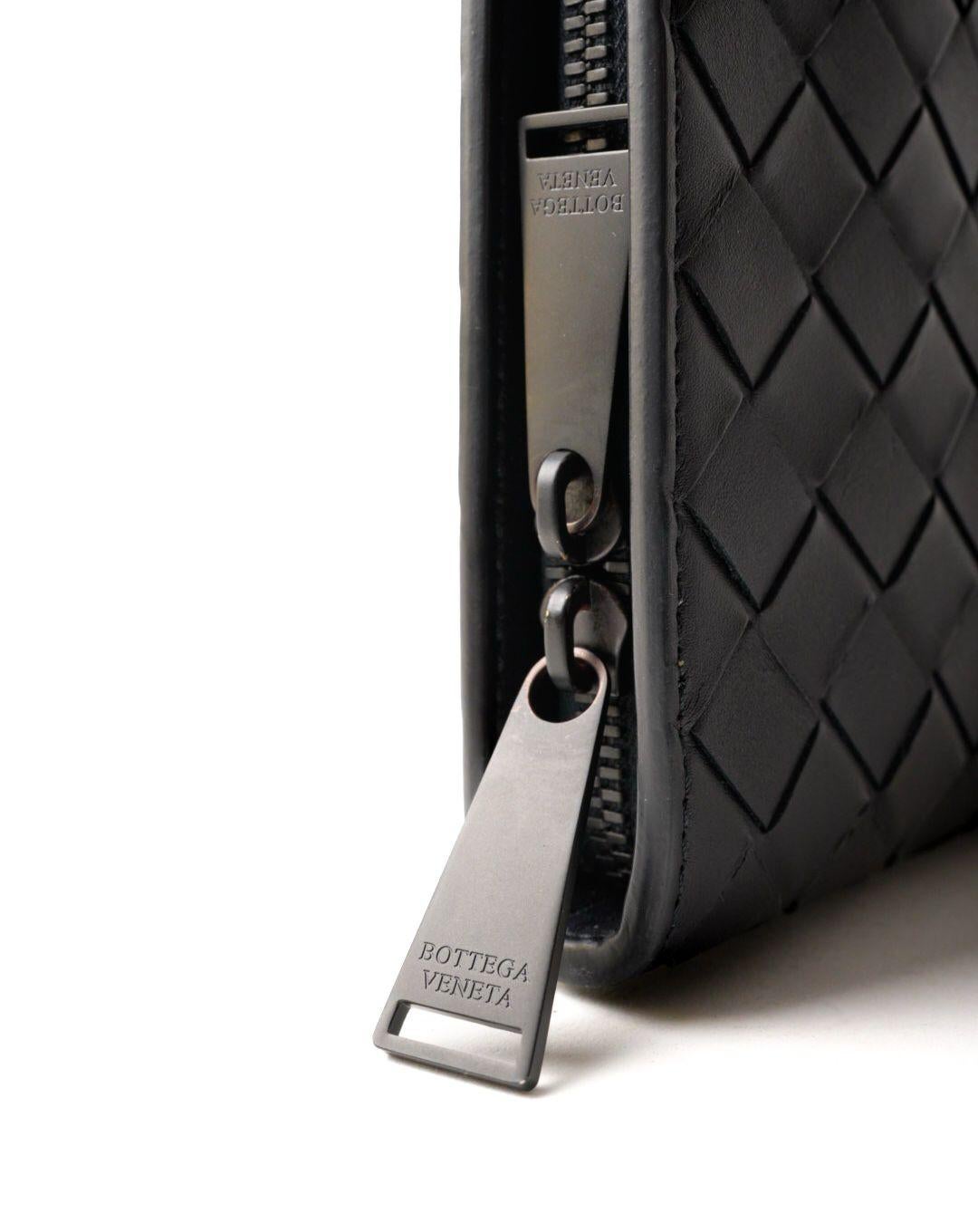 Bottega Veneta Pochette zippée tressée bleu nuit en vente 5