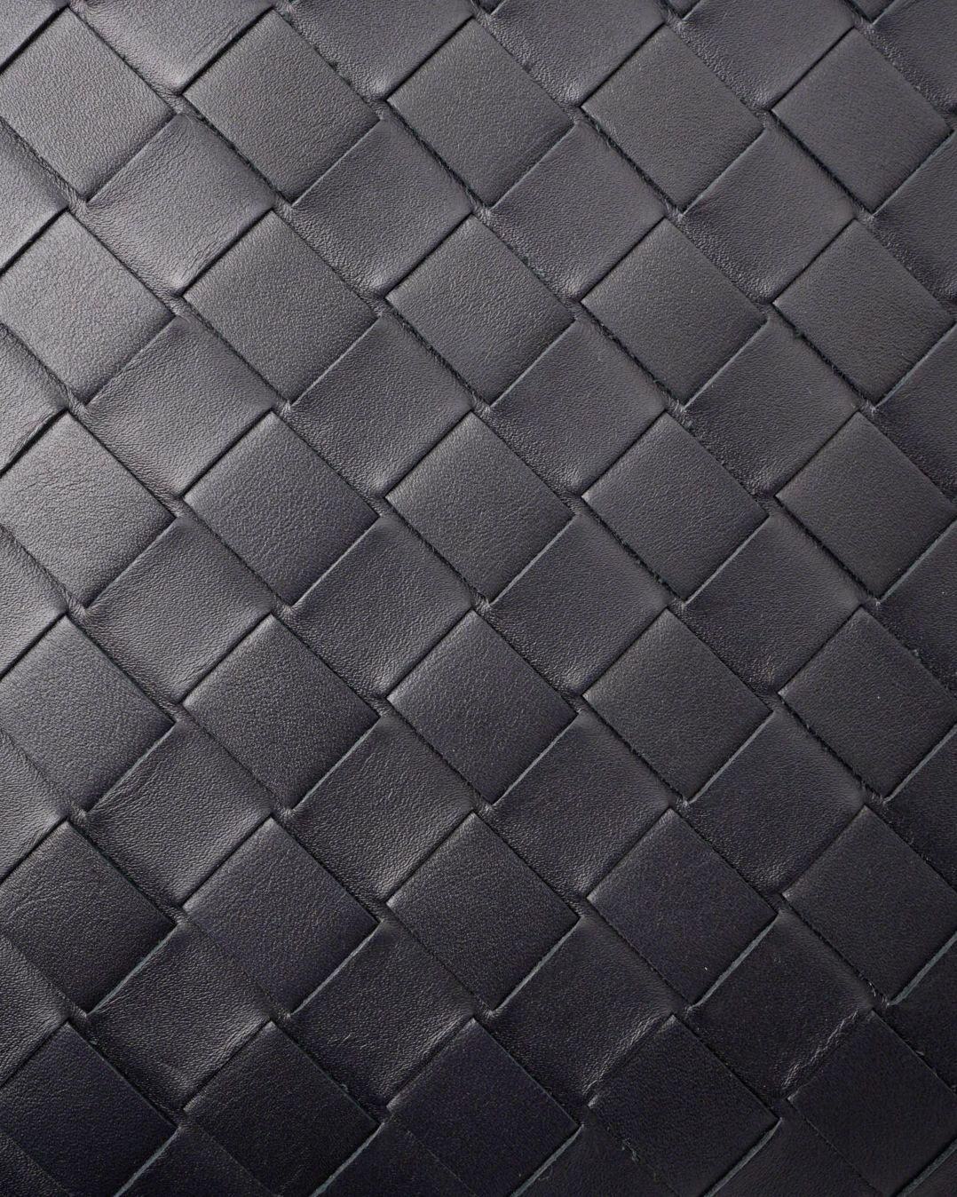 Bottega Veneta Pochette zippée tressée bleu nuit en vente 8
