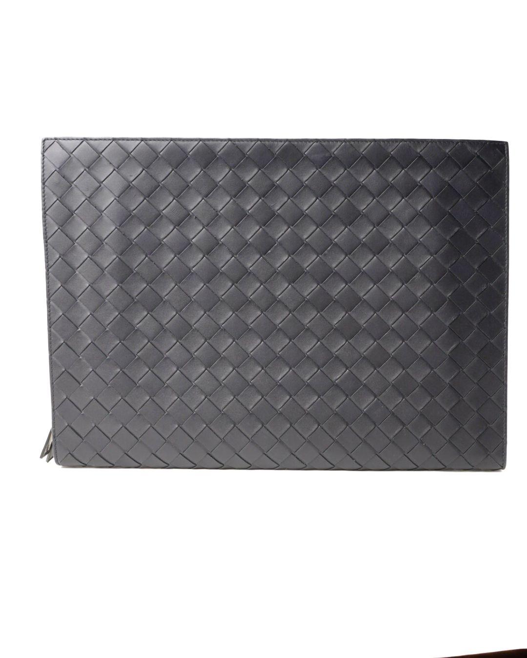 Bottega Veneta Pochette zippée tressée bleu nuit Neuf - En vente à Torre Del Greco, IT