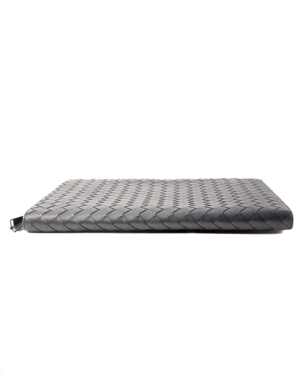 Bottega Veneta Pochette zippée tressée bleu nuit en vente 2