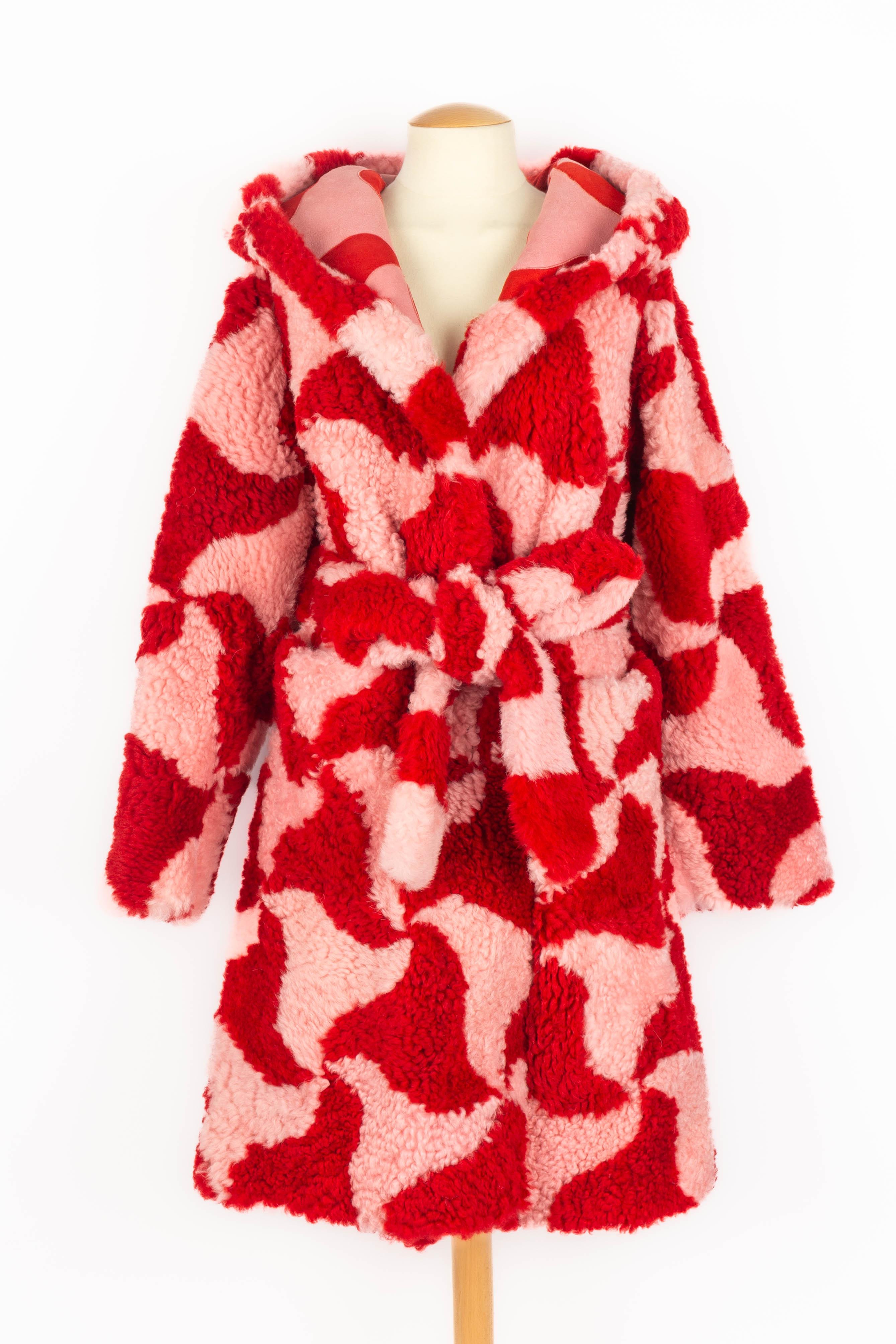 BOTTEGA VENETA - (Made in Italy) Abrigo con capucha de piel de cordero rosa y roja con cinturón, interior de piel de cordero del revés. Se indica la talla M. Colección Resort 2022.

Estado:
Muy buen estado

Dimensiones:
Anchura de los hombros: 50 cm