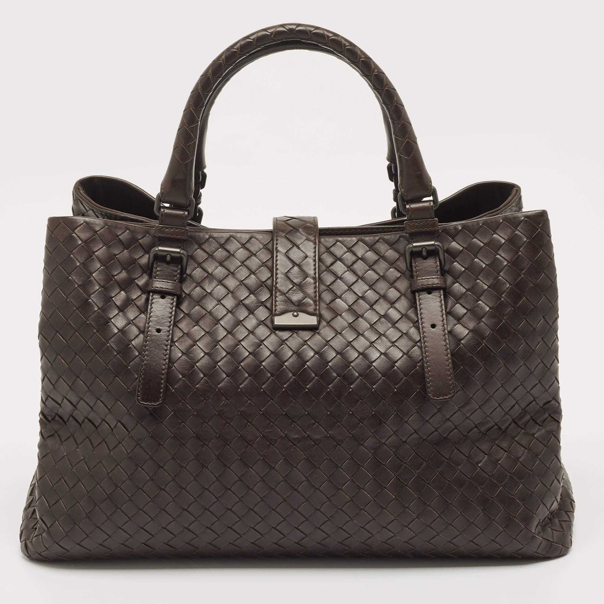 Striking a beautiful balance between essentiality and opulence, this tote from the House of Bottega Veneta ensures that your handbag requirements are taken care of. It is equipped with practical features for all-day ease.

Includes: Info Booklet, Key