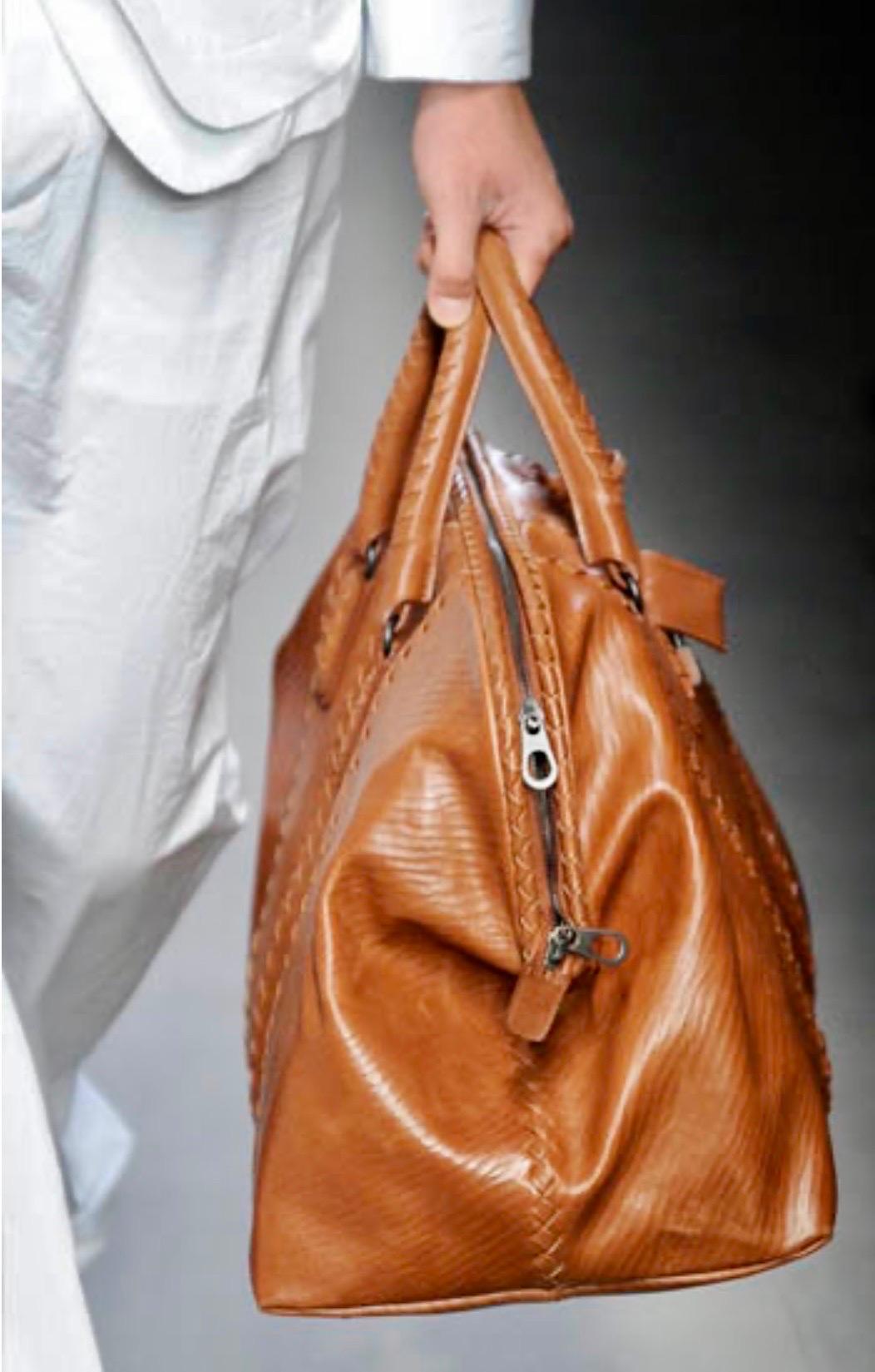 BOTTEGA VENETA Bolso de viaje Weekender de piel antigua tejida Intrecciato coñac en venta 12