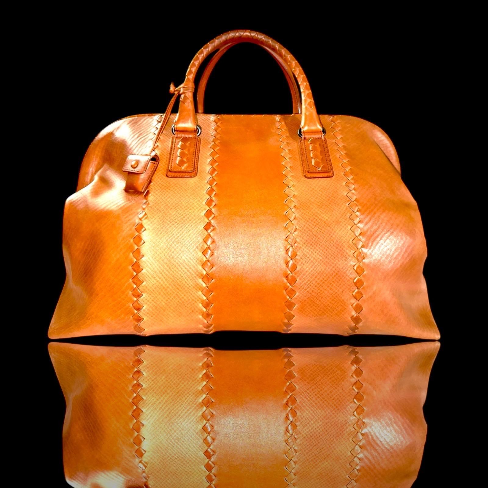 Una pieza de la firma BOTTEGA VENETA que te durará muchos años
Enorme tamaño XL
Muy raro de encontrar en este increíble color
El diseño intrecciato característico de BOTTEGA VENETA
Este fantástico bolso es una verdadera obra de artesanía
Preciosa