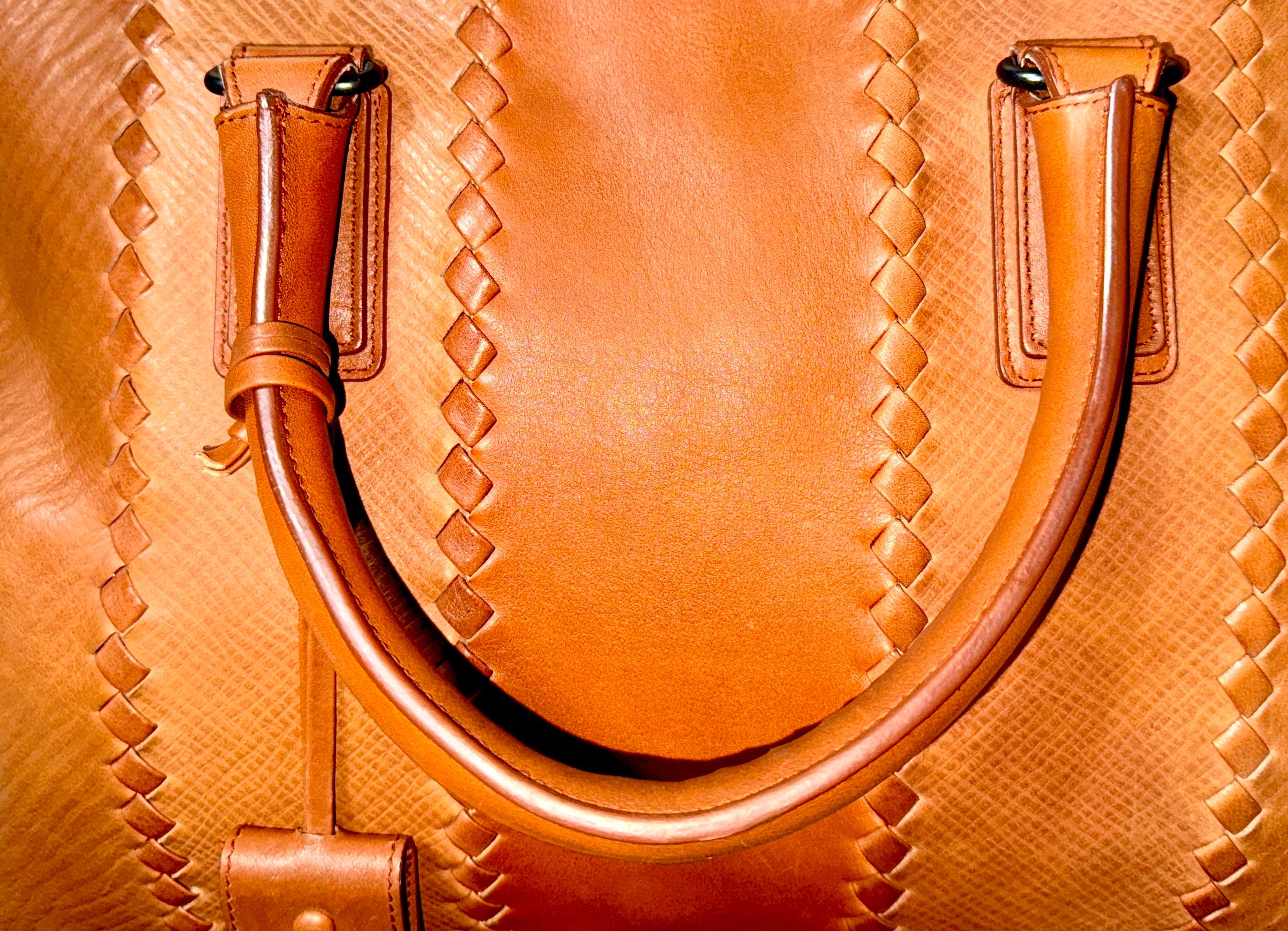 BOTTEGA VENETA Bolso de viaje Weekender de piel antigua tejida Intrecciato coñac en venta 4