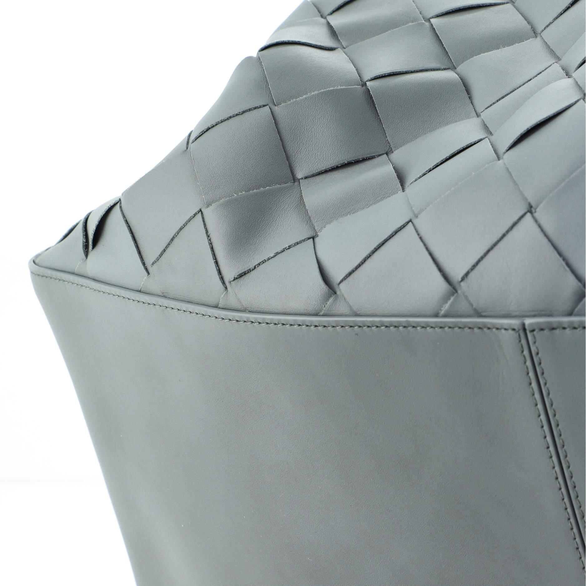 Bottega Veneta Convertible Duffle Bag Maxi Intrecciato Leather Large In Good Condition In NY, NY