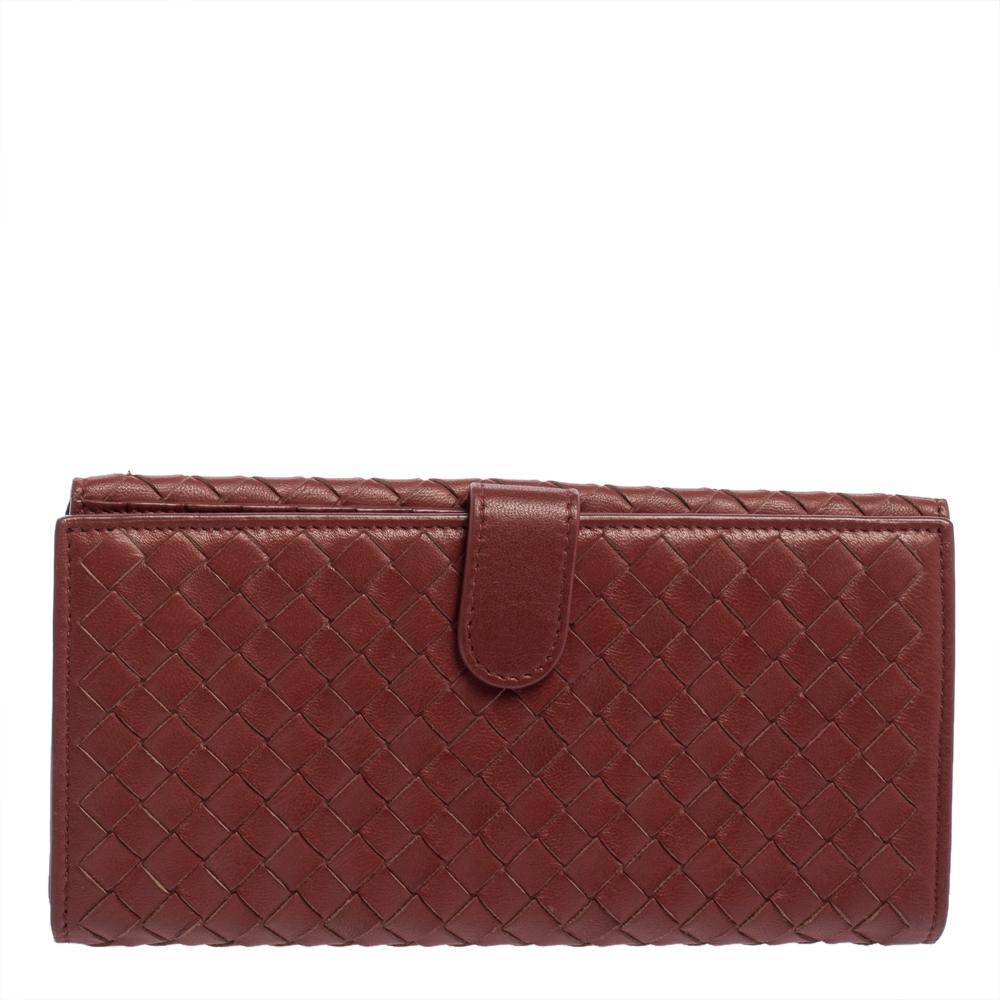 Stylish and functional, this continental wallet from Bottega Veneta is characterized by its simplicity. It is crafted from copper-hued leather in a compact silhouette and styled with the signature Intrecciato pattern. The leather interior houses a