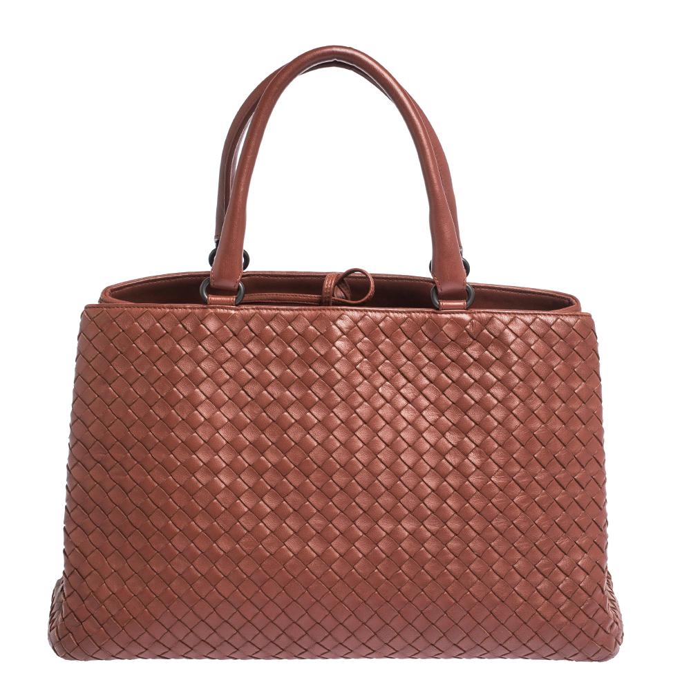 One look at this tote from Bottega Veneta and you'll know why it is so wonderful. It is high in style and magnificent in appeal. Crafted from brown Nappa leather using their Intrecciato weaving technique and held by two rolled handles, it is
