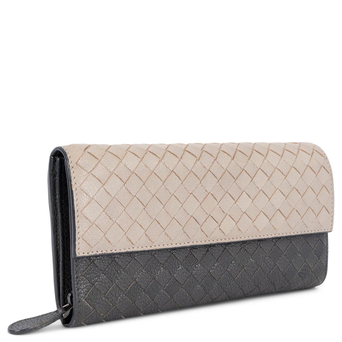 100% authentic Bottega Veneta two tone Intrecciato wallet in grey and ecru textured leather. Lined in grey leather with six credit card slots, two bill compartments and a big zipper pocket that is divided in two. Has been carried and is in excellent