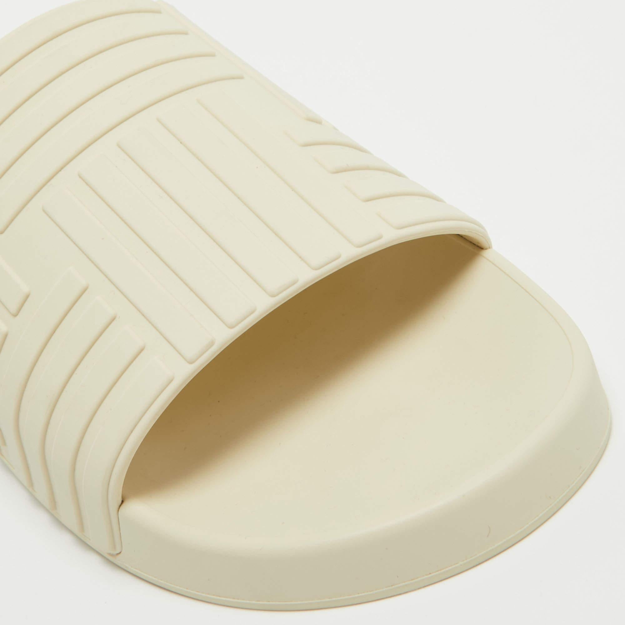 Bottega Veneta Cream Embossed Rubber Slides Size 40 In New Condition For Sale In Dubai, Al Qouz 2
